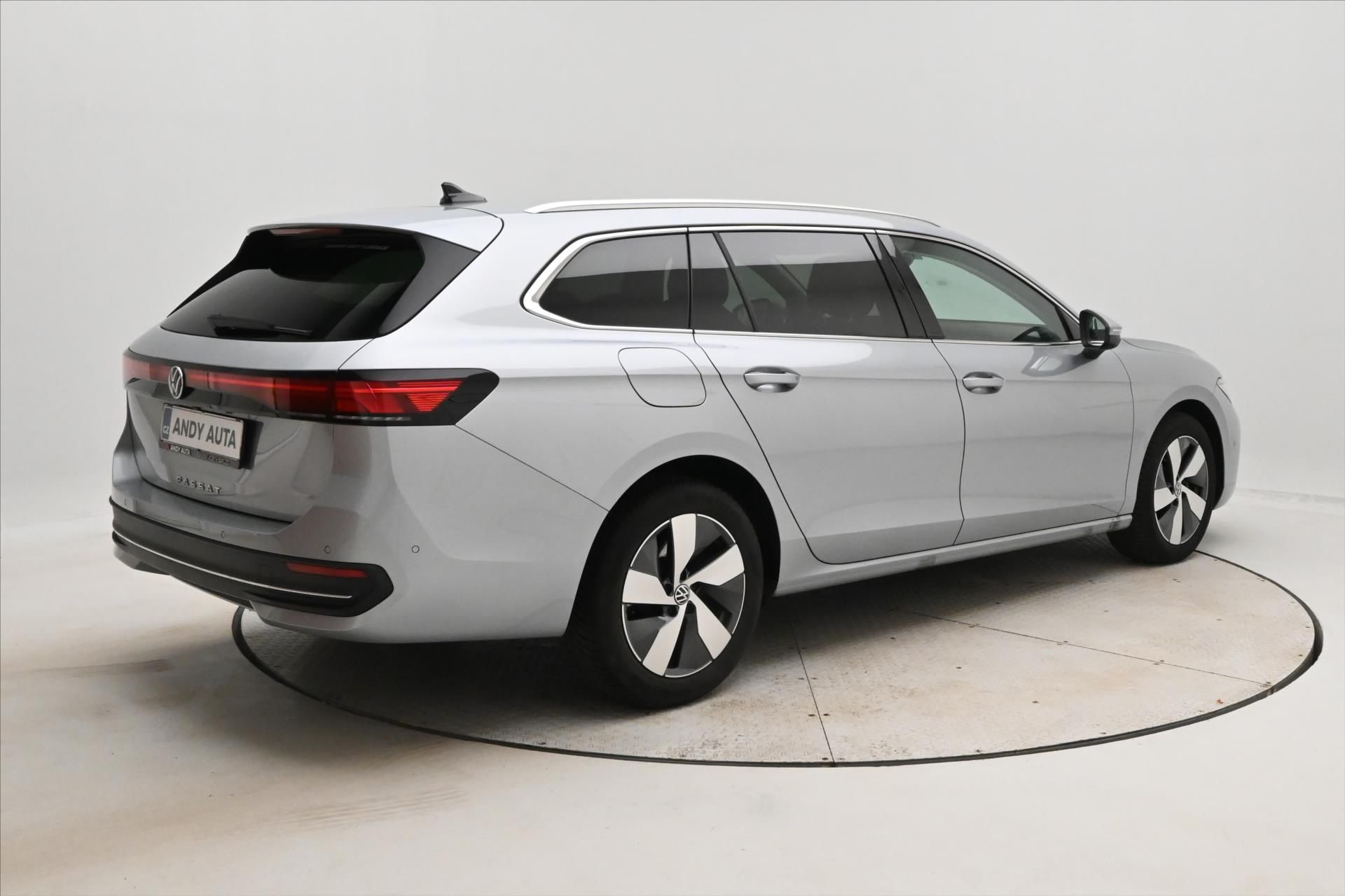 Volkswagen Passat, 2,0 TDI 110kW DSG Business Zár - fotka 5