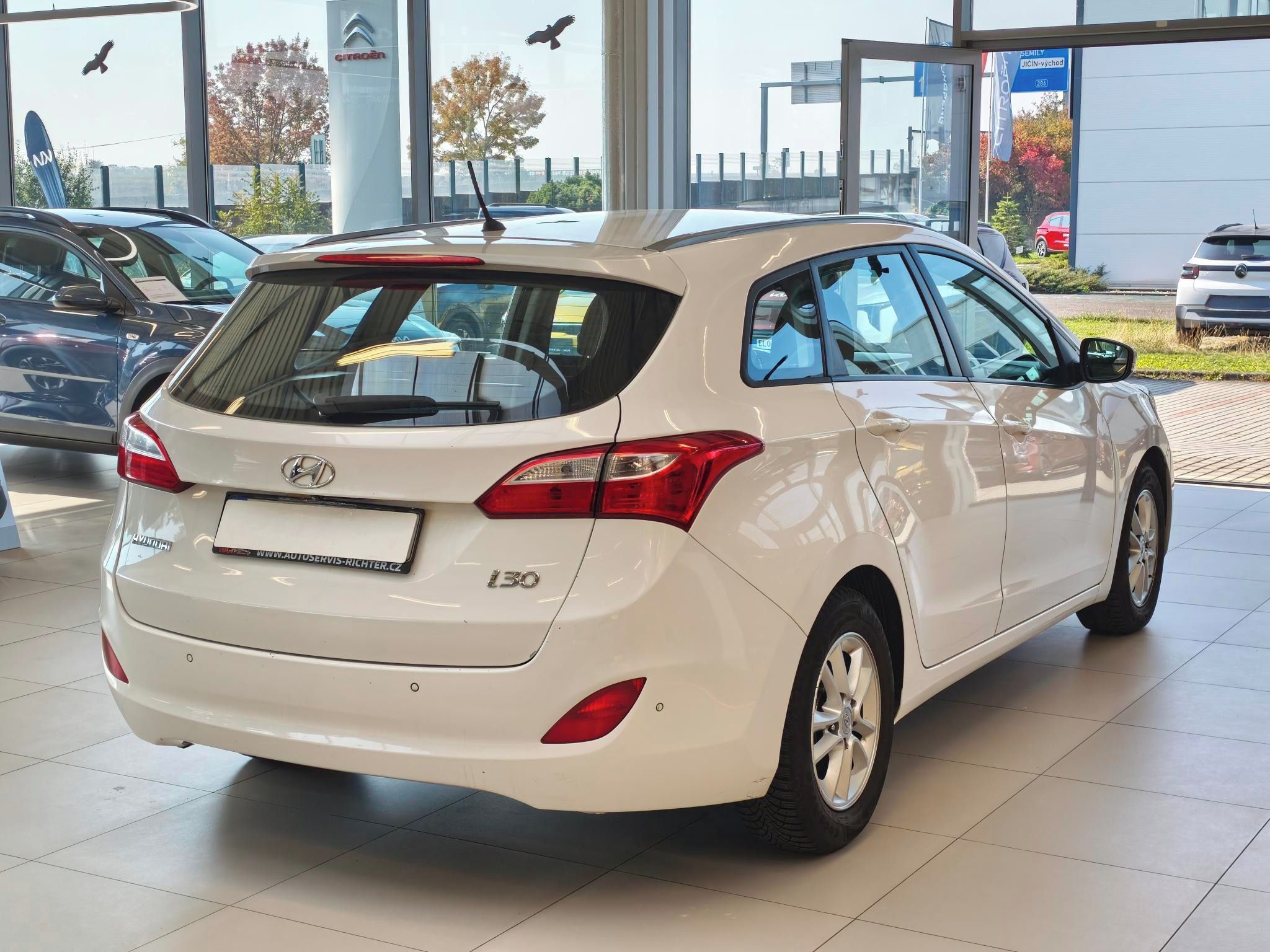 Hyundai i30, SW 1,6i 16V 88kW - fotka 6