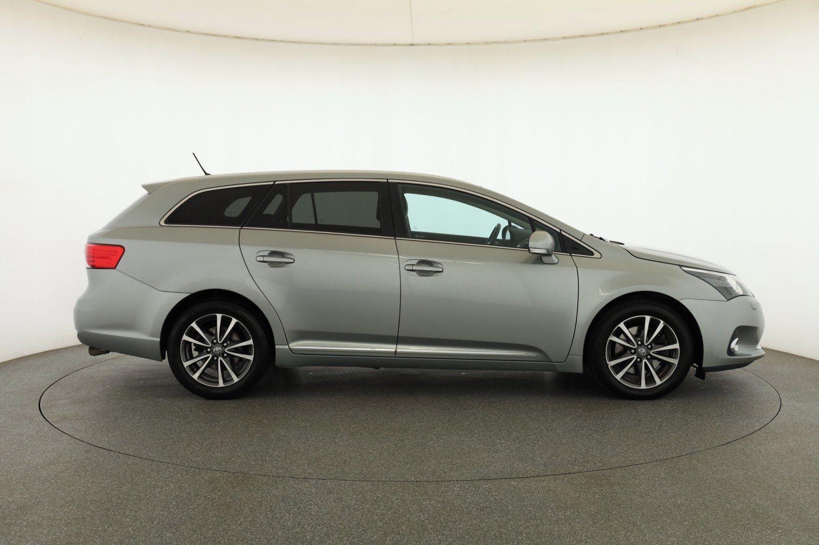 Toyota Avensis, 2.2 D-4D, Automat, Navi - fotka 6