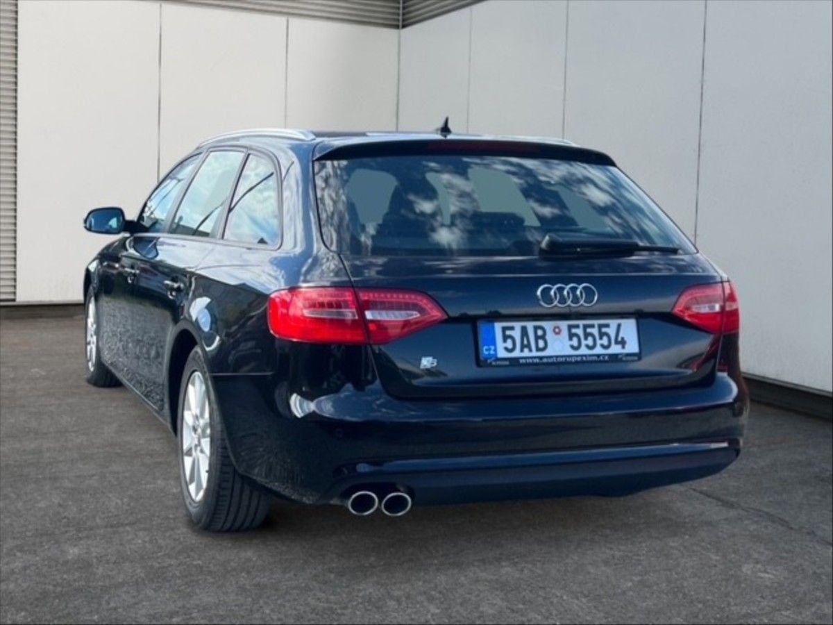 Audi A4, 2,0 TDI S line AP - fotka 4