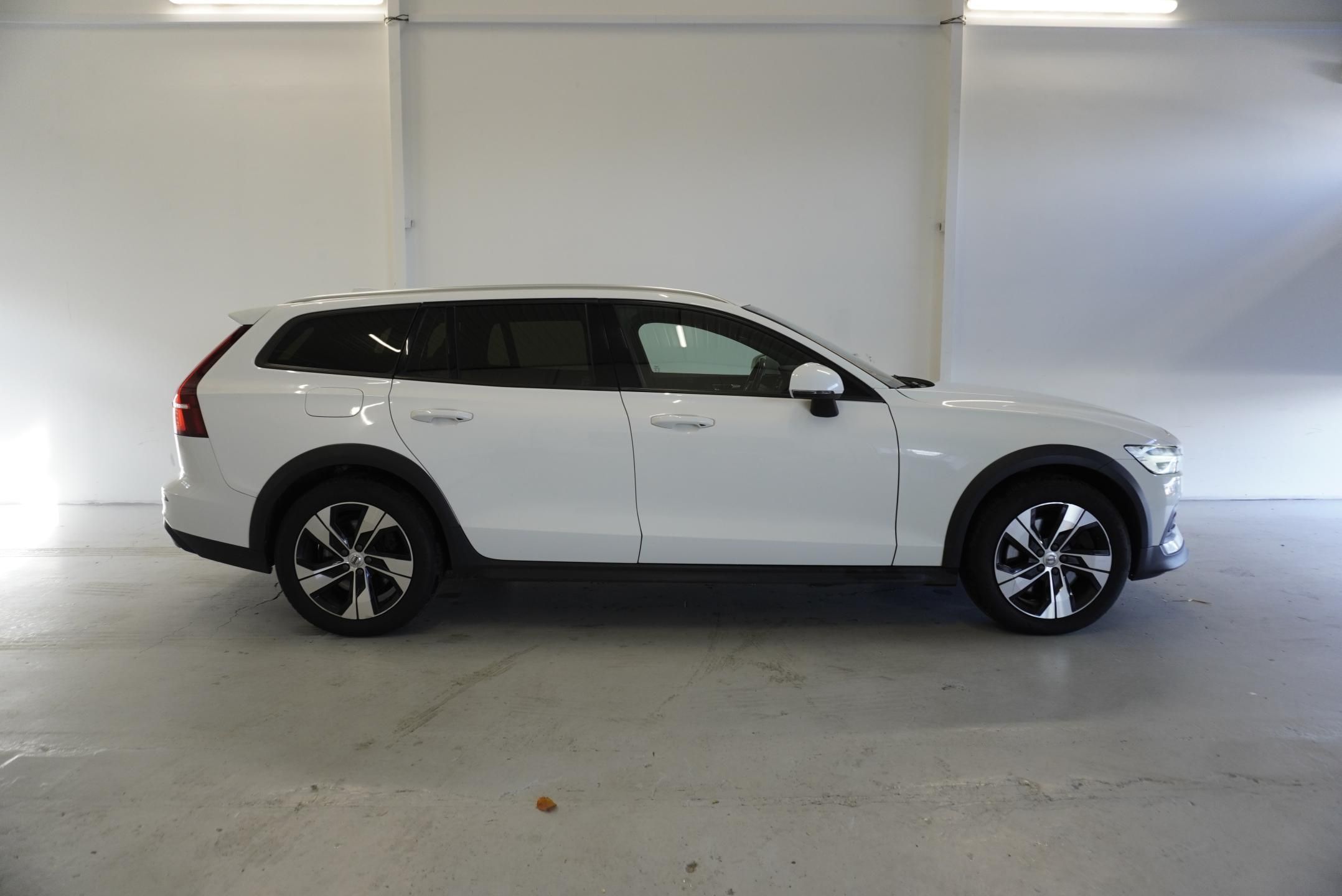 Volvo V60, CROSS COUNTRY 2,0 D4 AWD AUT. - fotka 4
