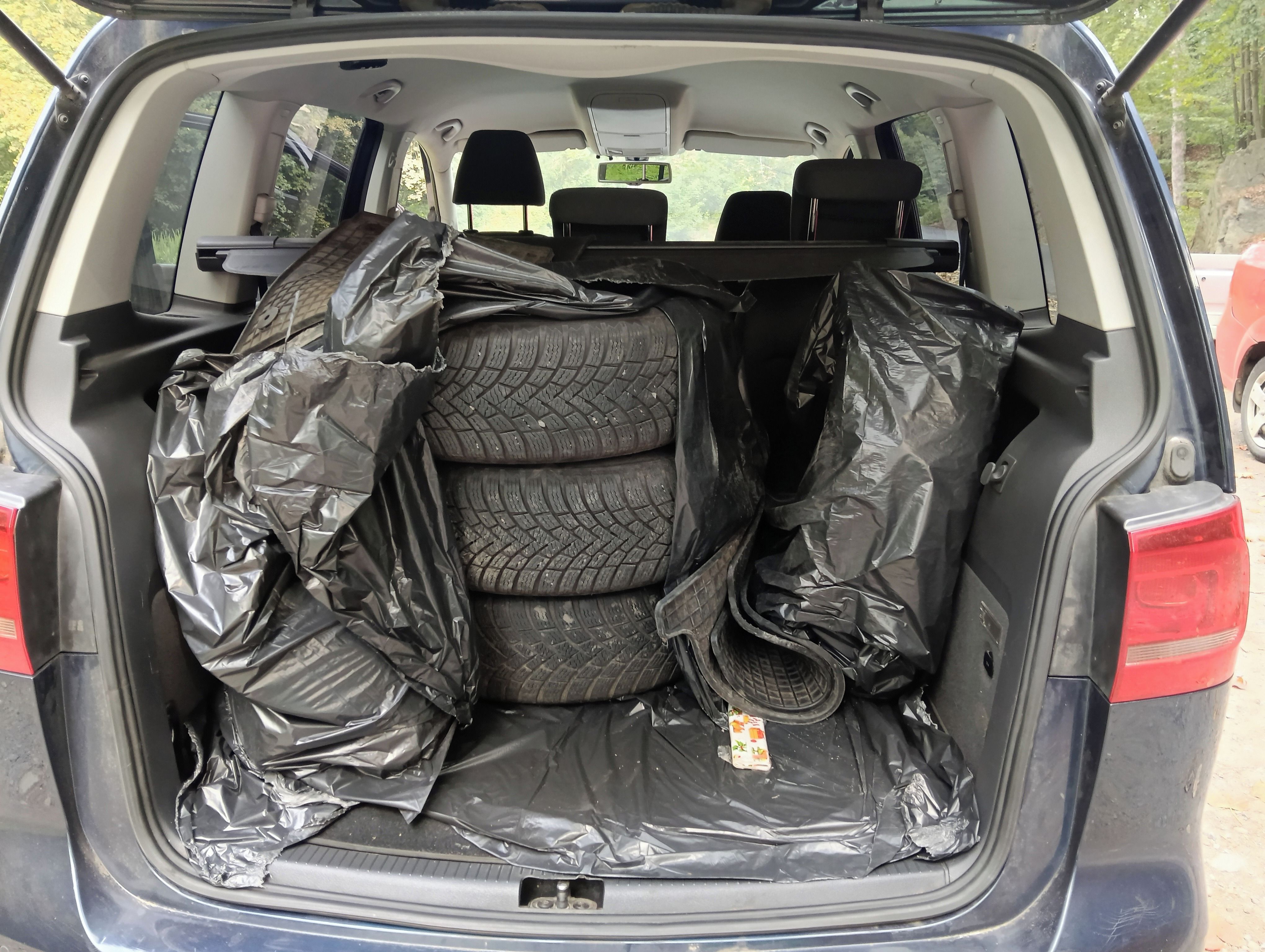 Volkswagen Touran, 1.6 TDI, servisovano - fotka 6