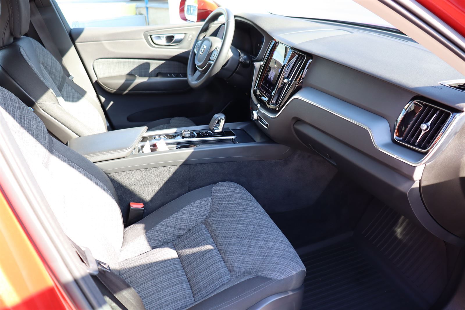 Volvo XC60, B4 2.0 FWD Core Mild-Hybrid - fotka 4