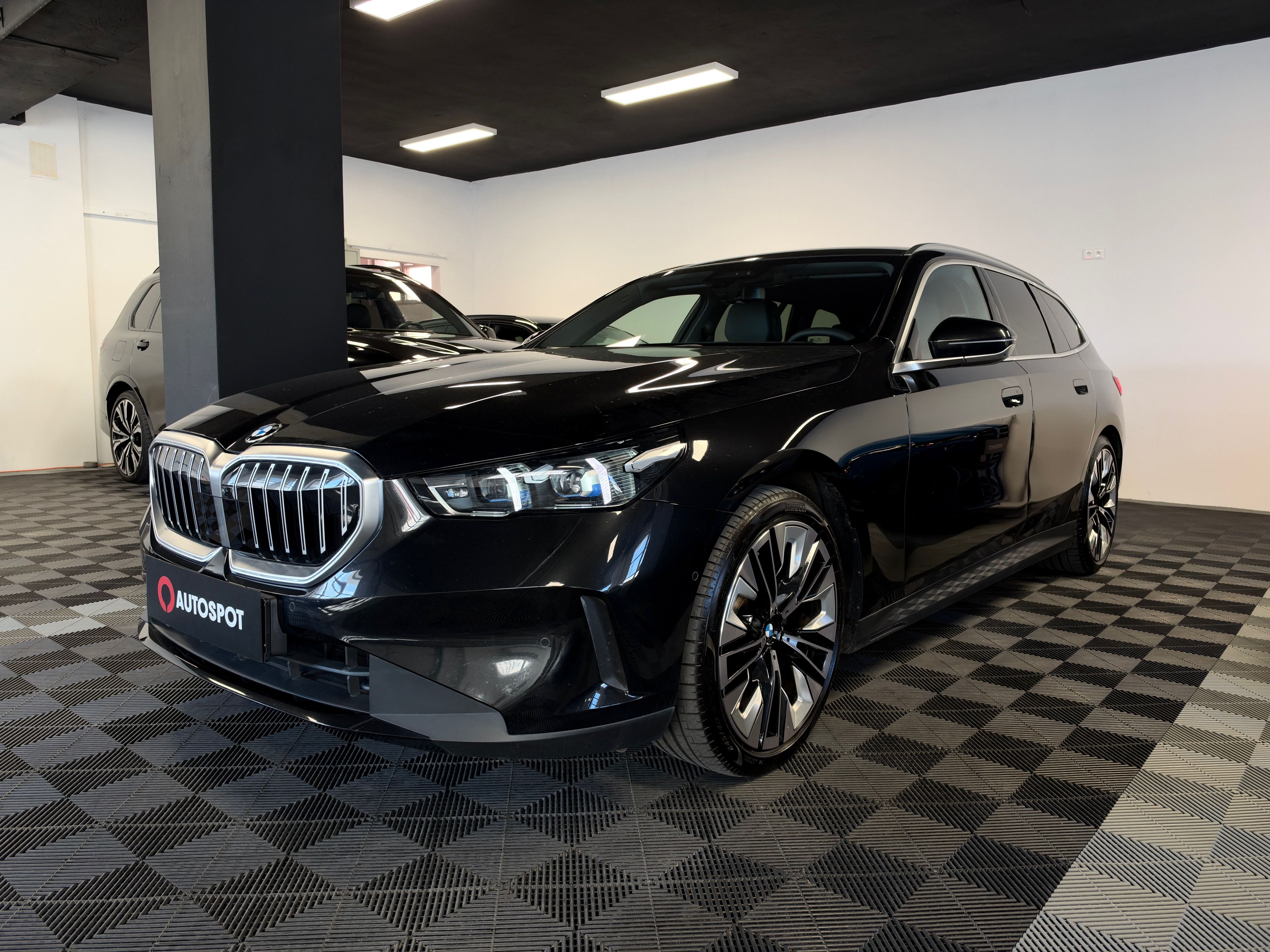 BMW Řada 5, Touring 520d xDrive - fotka 3