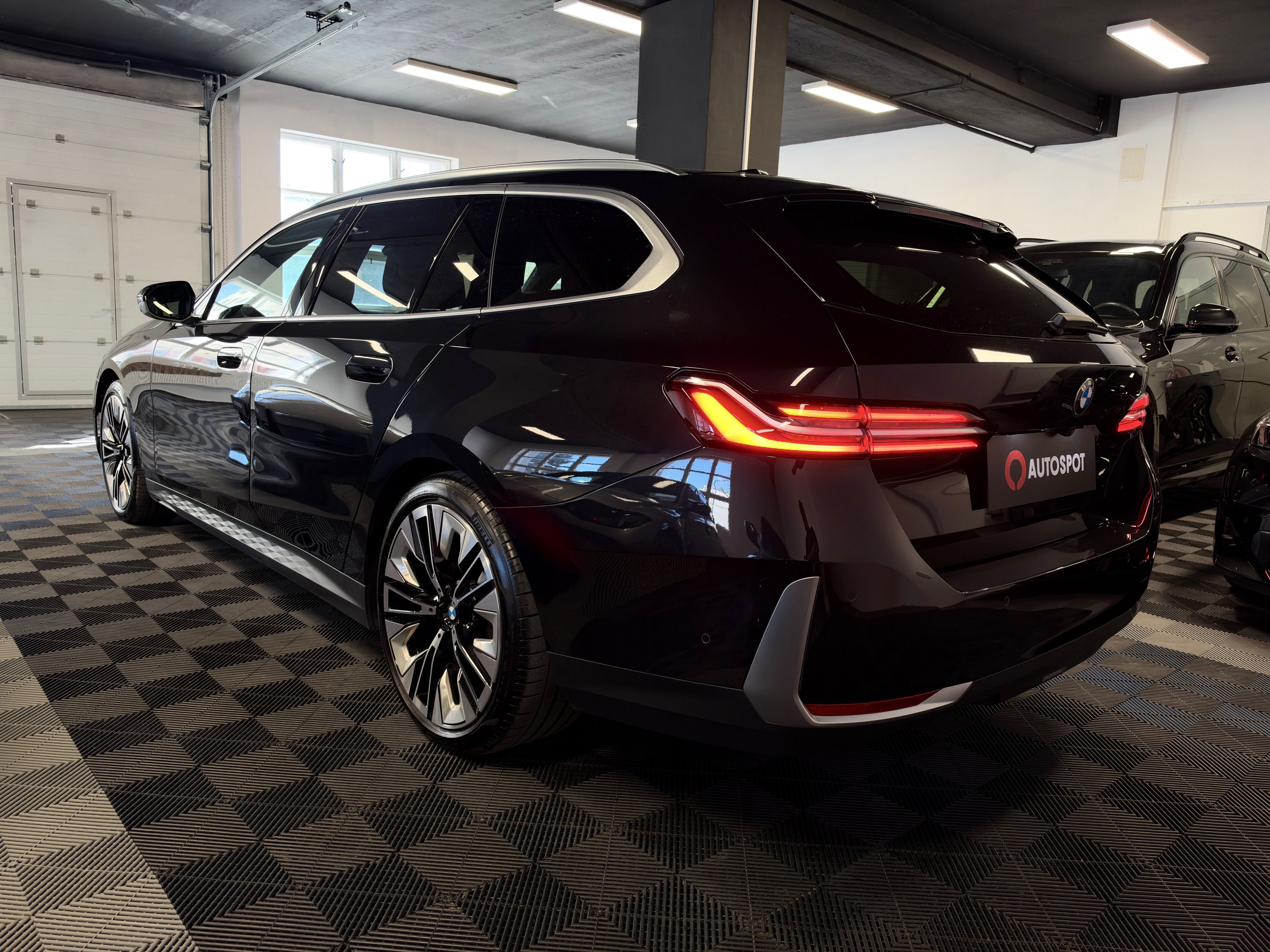 BMW Řada 5, Touring 520d xDrive - fotka 4