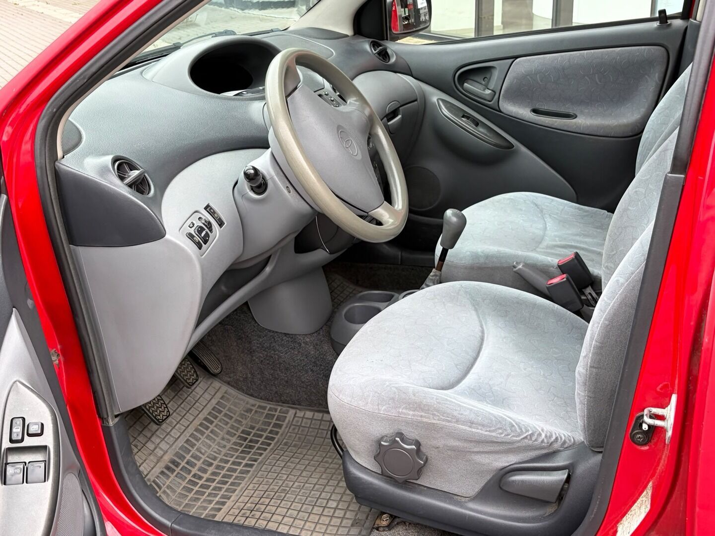 Toyota Yaris, 1.0 Terra - fotka 6