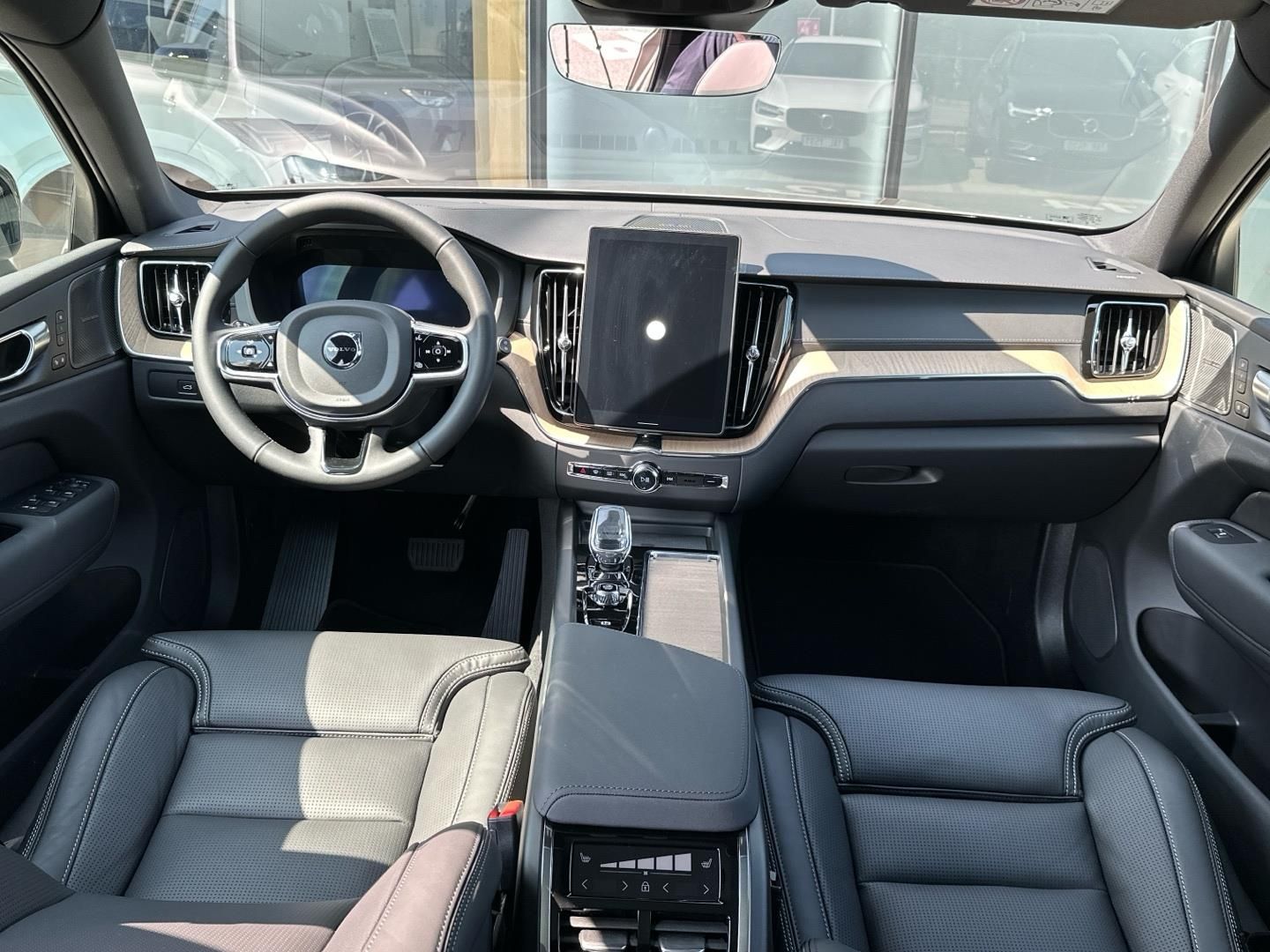 Volvo XC60, 2.0B5 184kW 4x4  ULTRA DARK - fotka 4