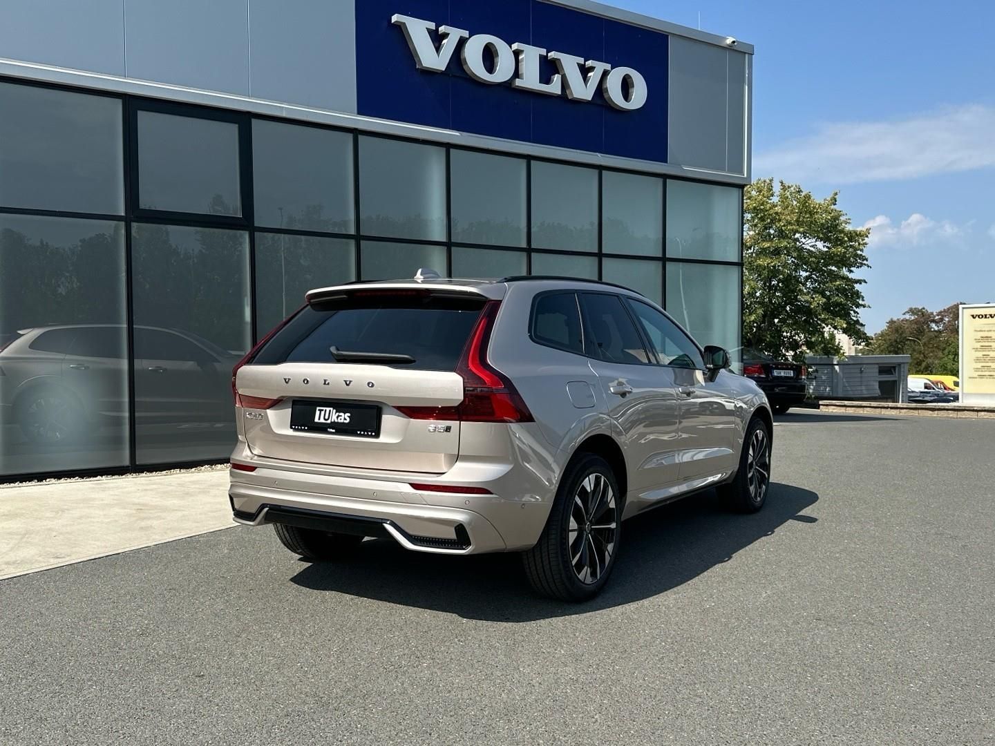 Volvo XC60, 2.0B5 184kW 4x4  ULTRA DARK - fotka 6