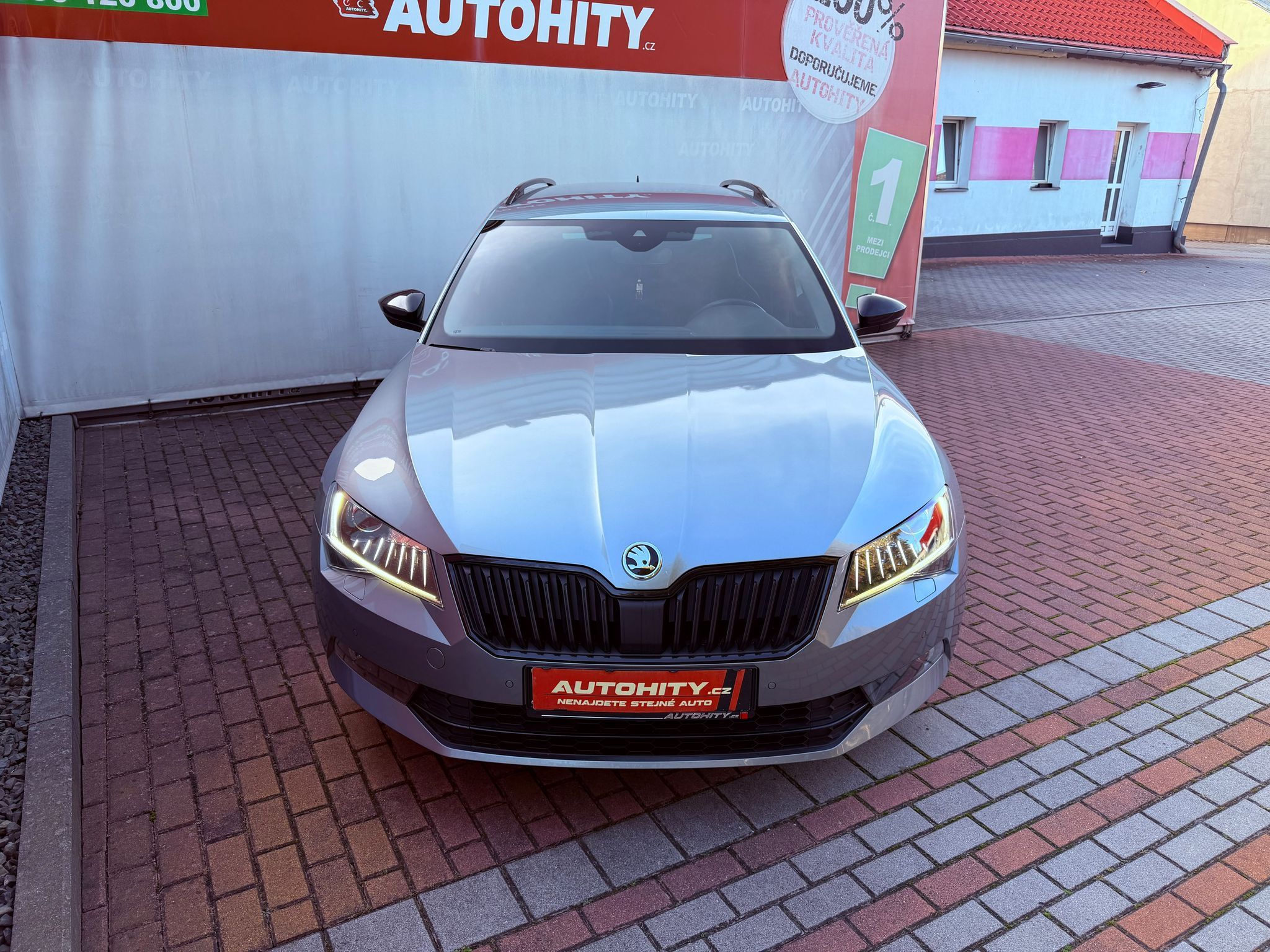 Škoda Superb, 2.0 TDi DSG SportLine 4x4 - fotka 2