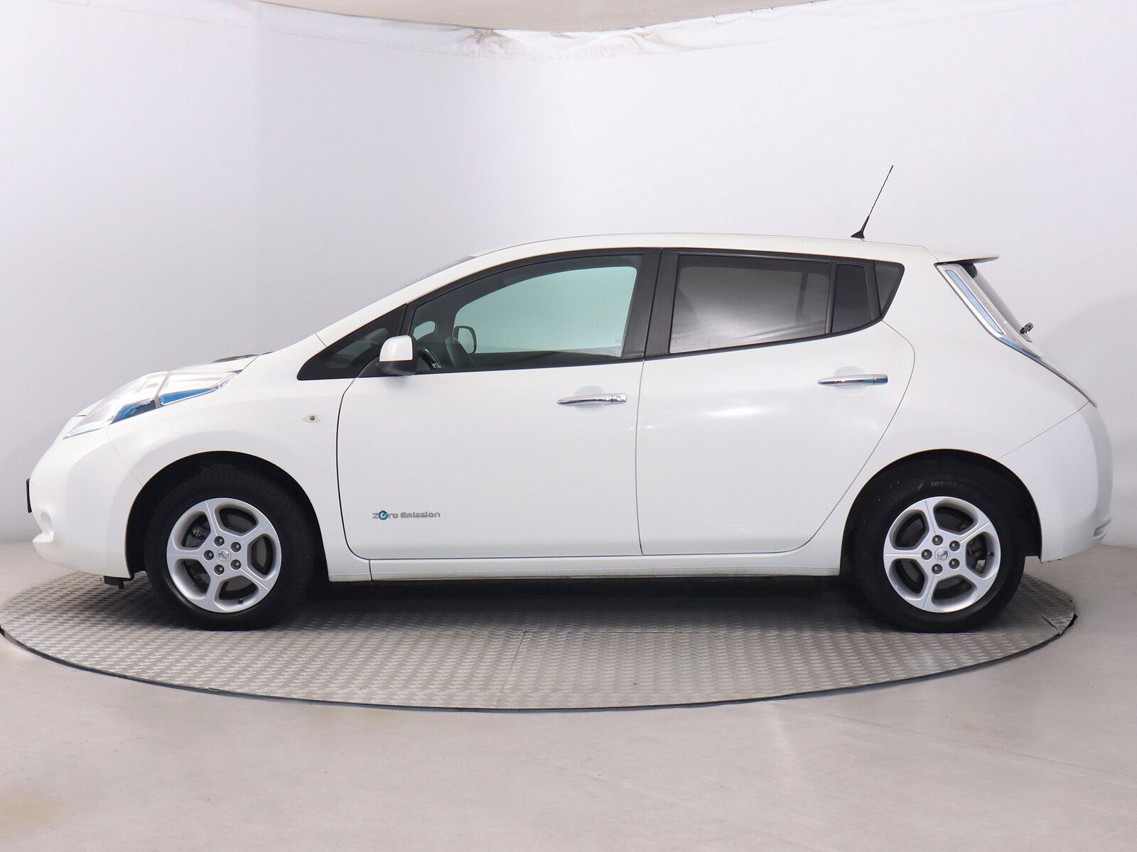 Nissan LEAF, 30 kWh, SoH 75%, Automat - fotka 3