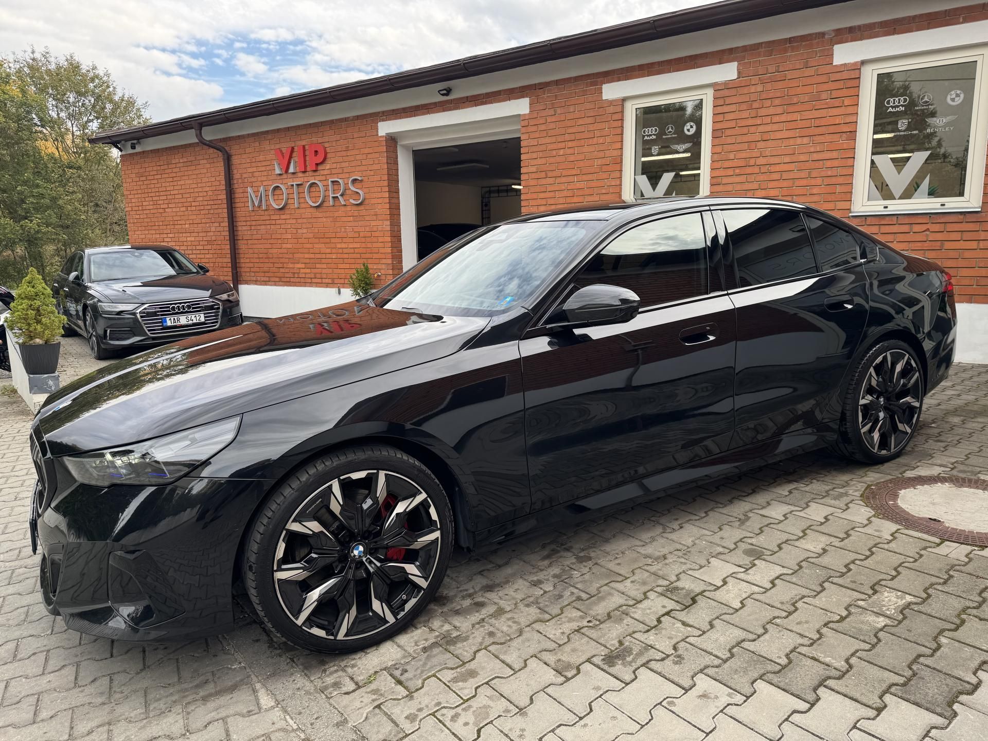BMW Řada 5, 540xD-M PRO-R21-PANO-B&W-TAŽ - fotka 2