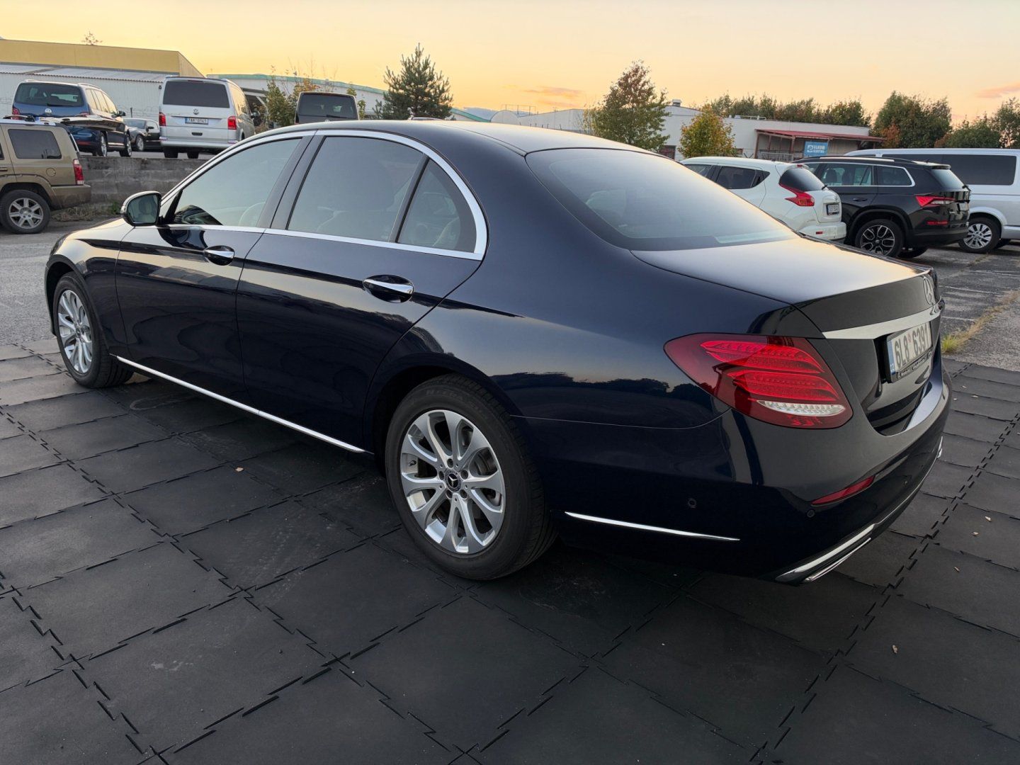 Mercedes-Benz Třídy E, E220d 4Matic, Airmatic, 360° - fotka 5