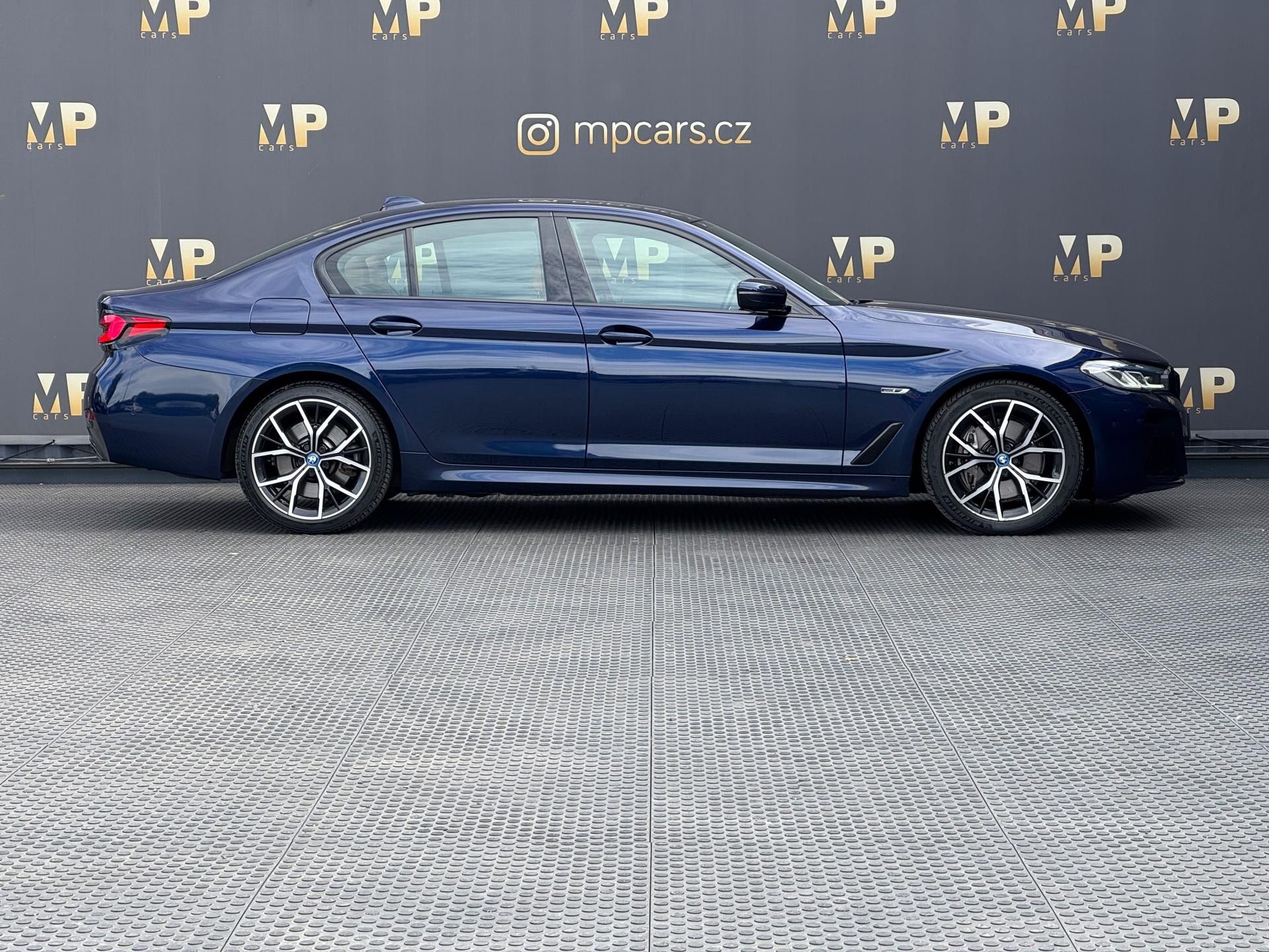 BMW Řada 5, 545e xDrive M Sport, DPH - fotka 4