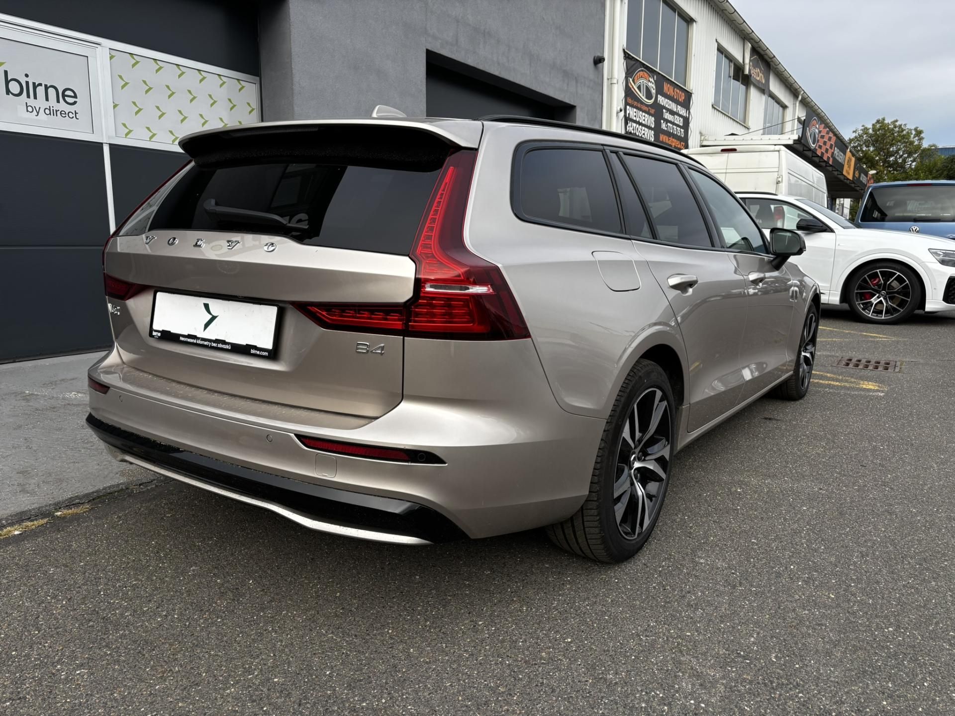 Volvo V60, Plus 2.0i B4 MHEV (145 kW) - fotka 3