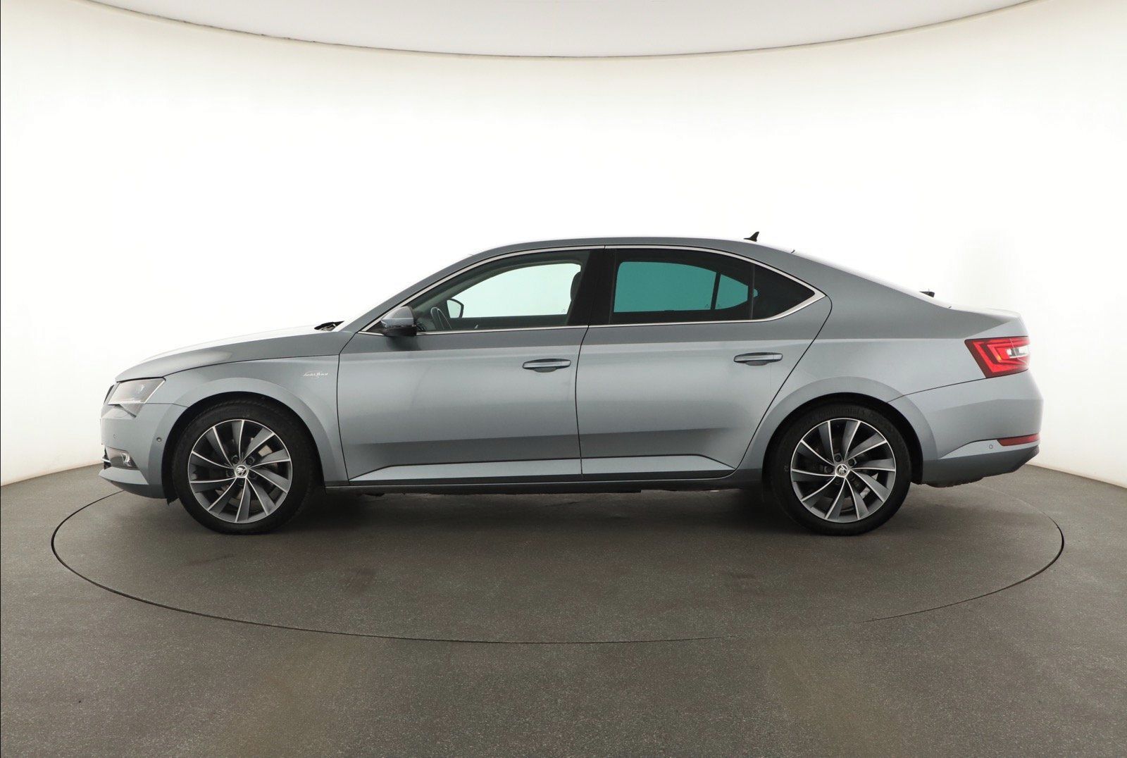 Škoda Superb, 2.0 TDI, Laurin&Klement - fotka 3