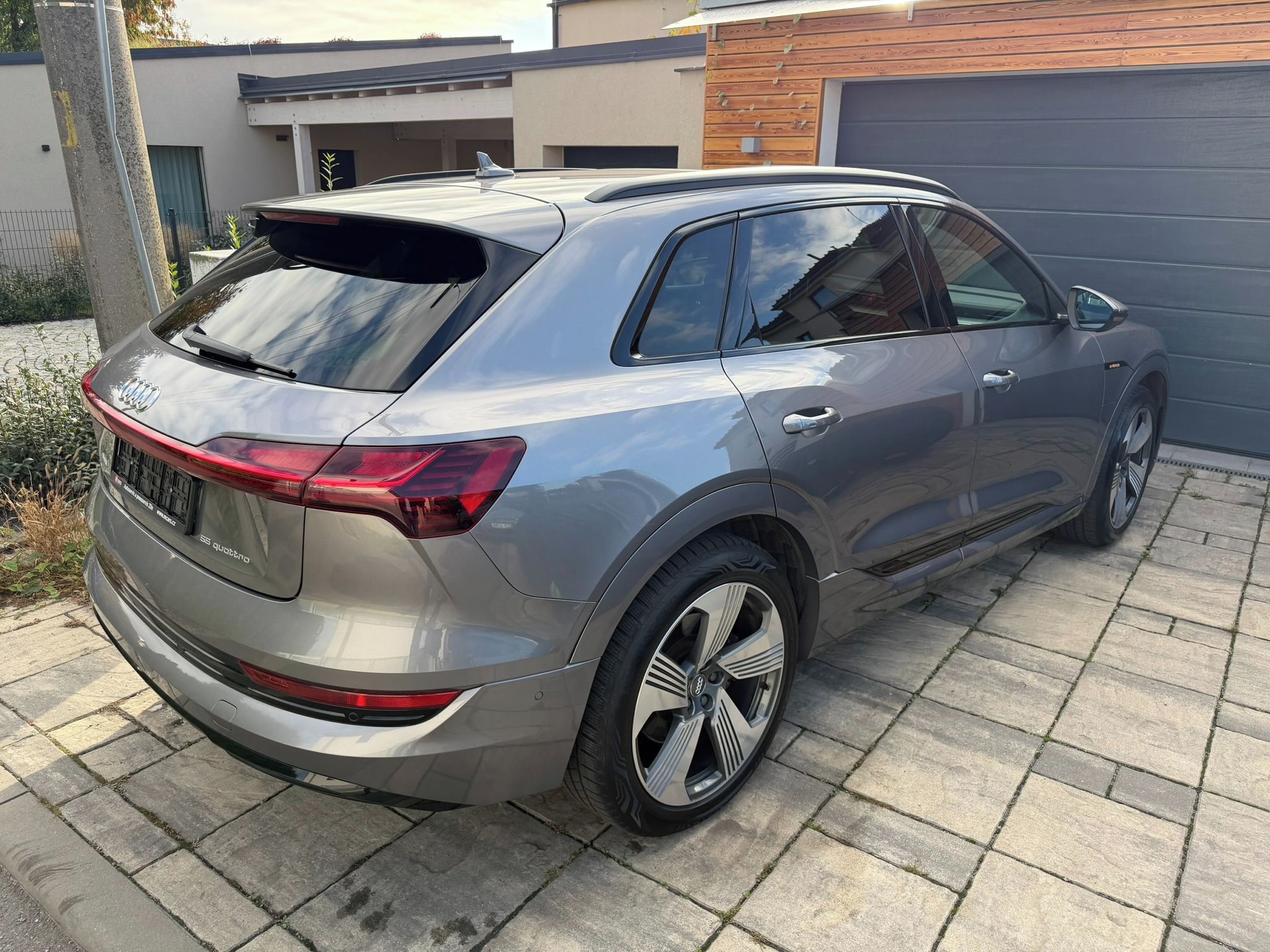 Audi e-tron, 55 S-Line,Asistenti,Nový motor - fotka 3