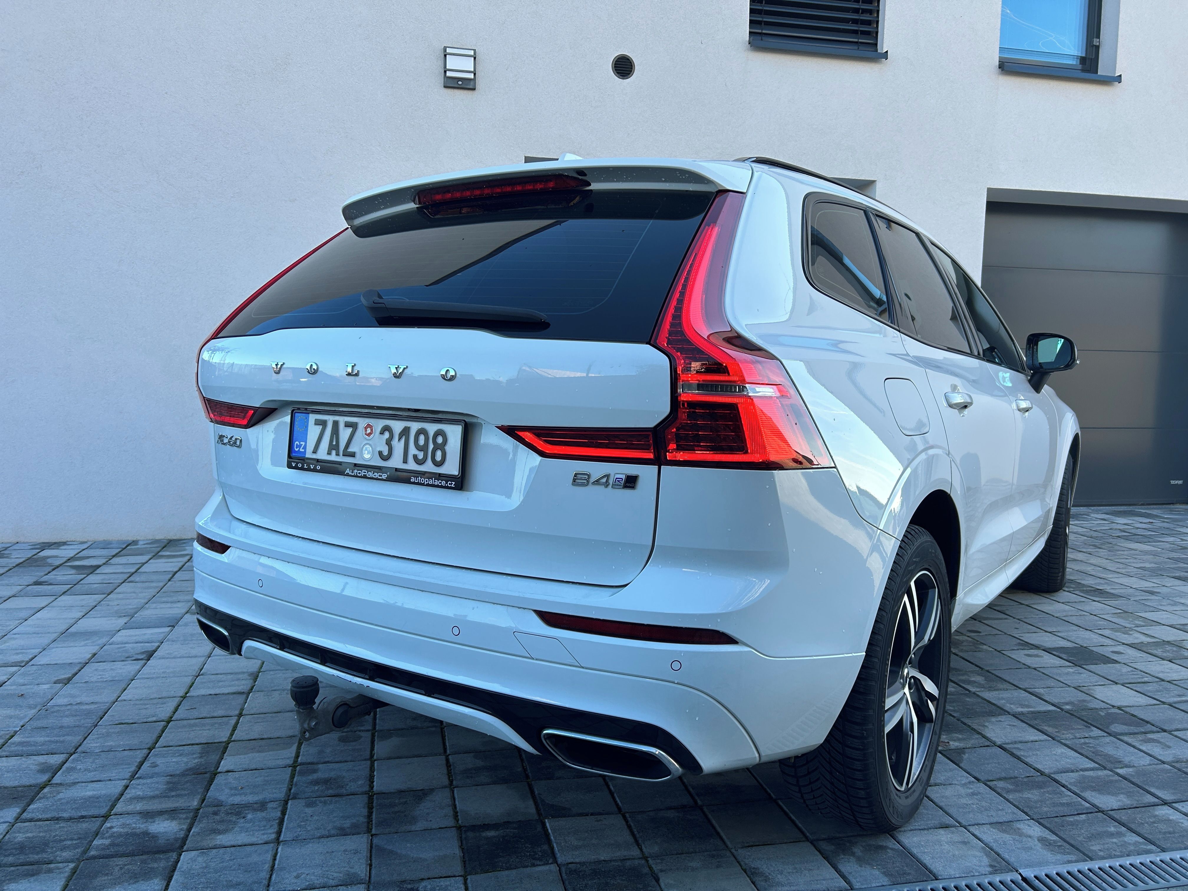 Volvo XC60, B4 AWD,ČR,SERVIS,TAŽNÉ,BLIS - fotka 3