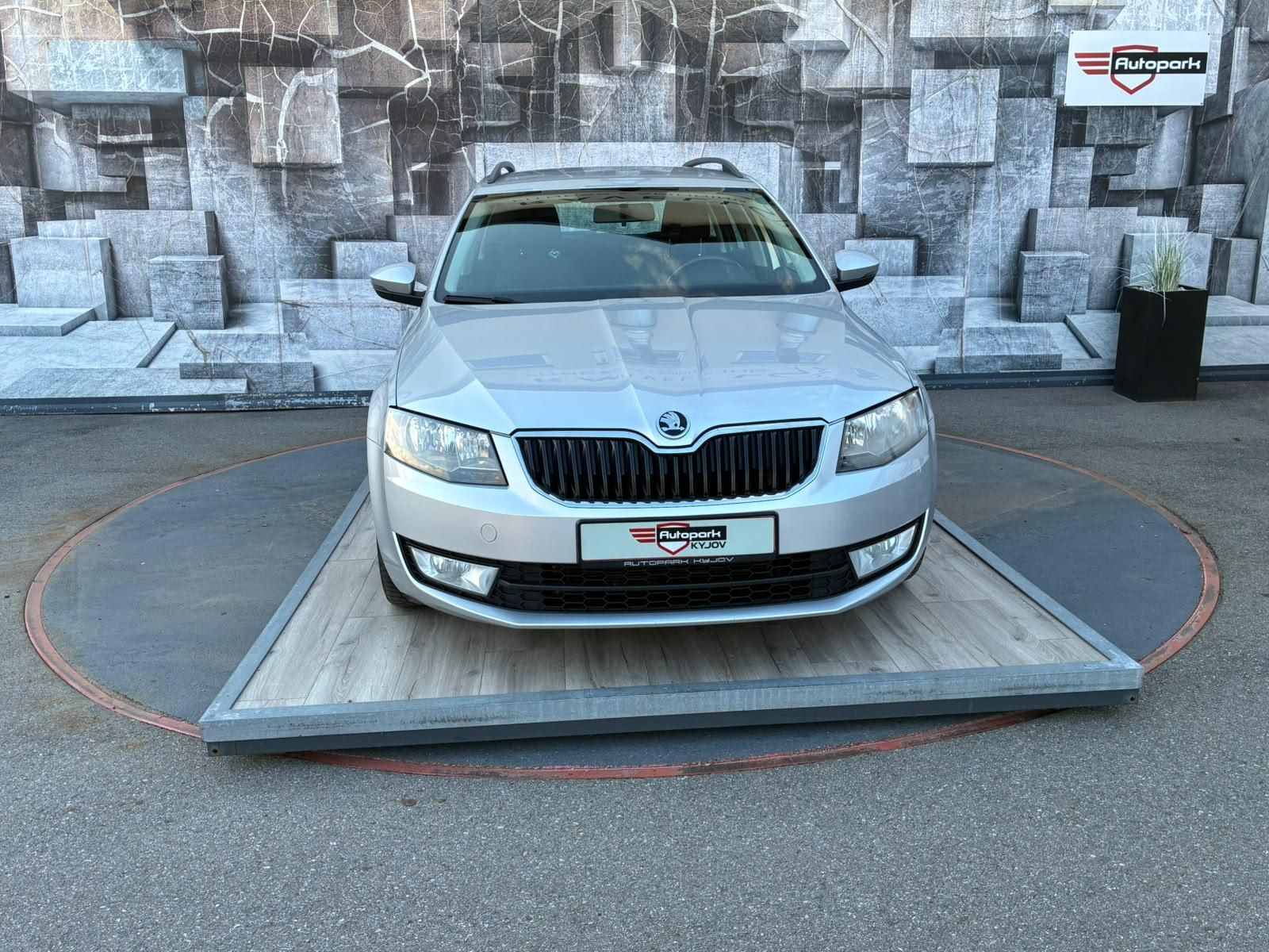 Škoda Octavia, 1.6TDi, 81KW, TEMP., VYHŘ. SED - fotka 2