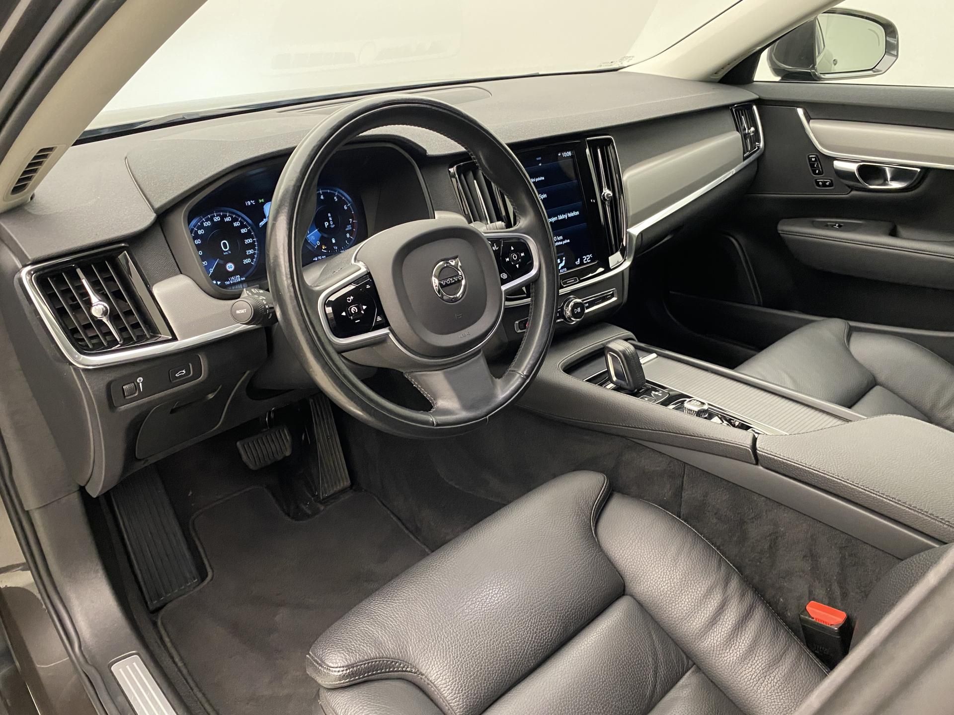 Volvo V90, B4 MOMENTUM AUT CZ - fotka 4