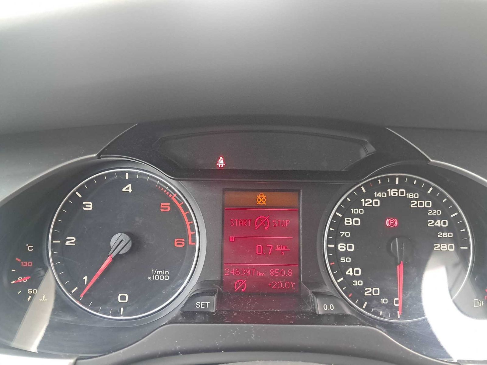 Audi A4, 2.0 TDI, Xenony - fotka 3
