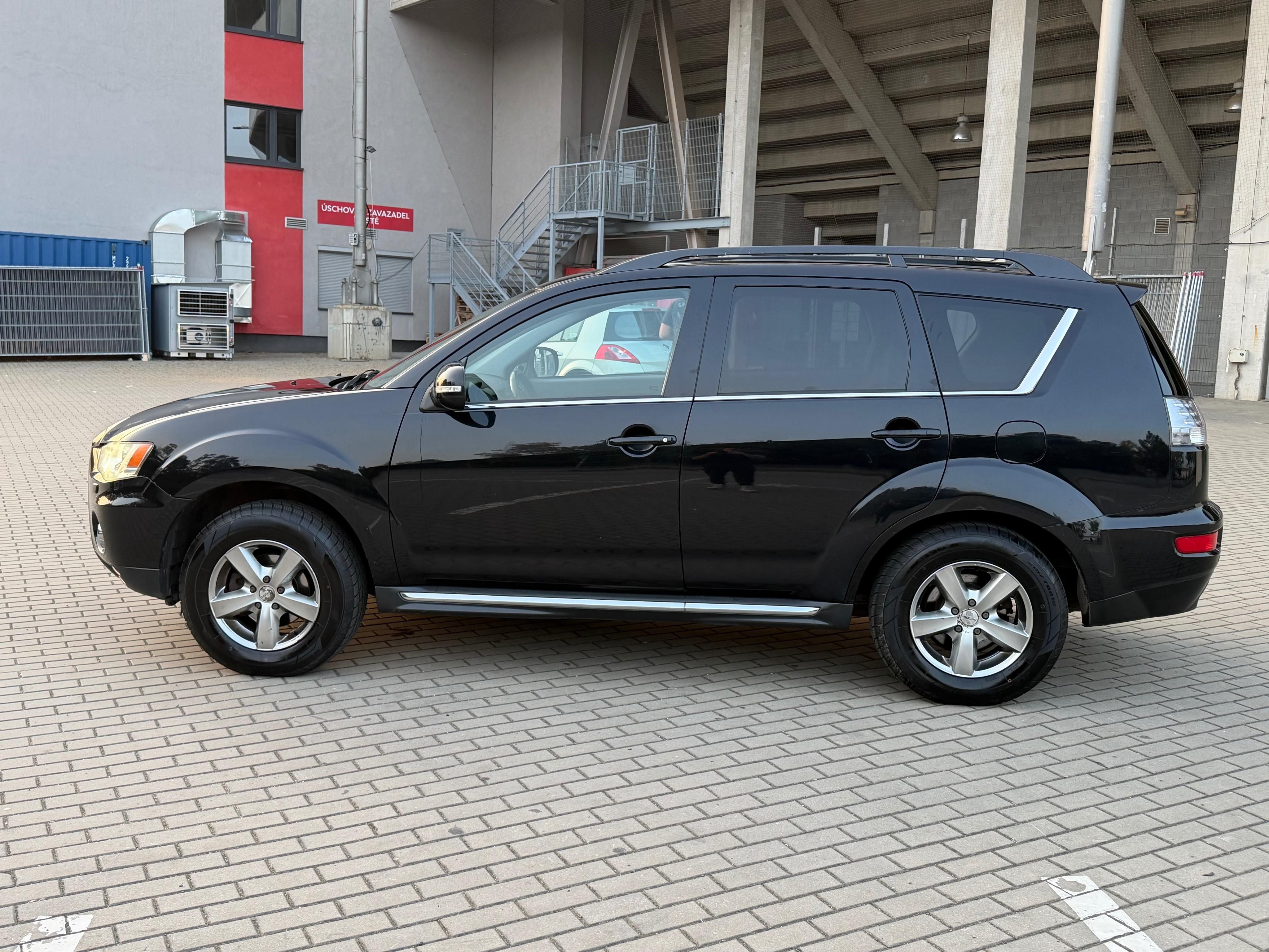Mitsubishi Outlander, 2.2DI-D,130kw 4x4 7 míst Tažné - fotka 2