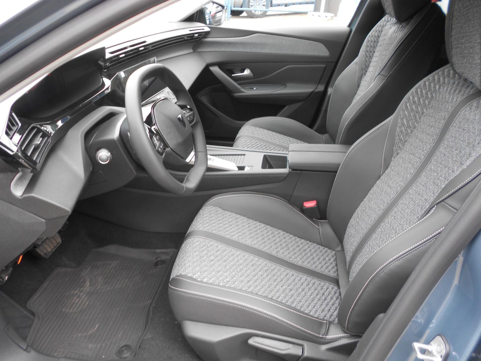 Peugeot 308, ALLURE Elektr. 115 kW / 156 k - fotka 5