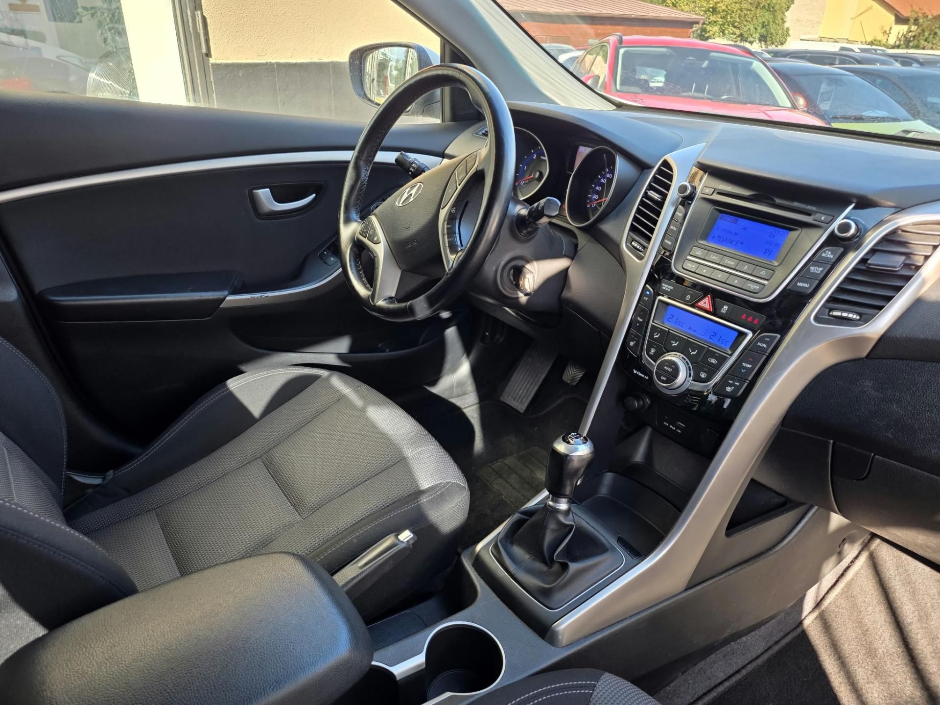 Hyundai i30, 1.6-DPH-PĚKNÝ STAV-AUT.KLIMA - fotka 2