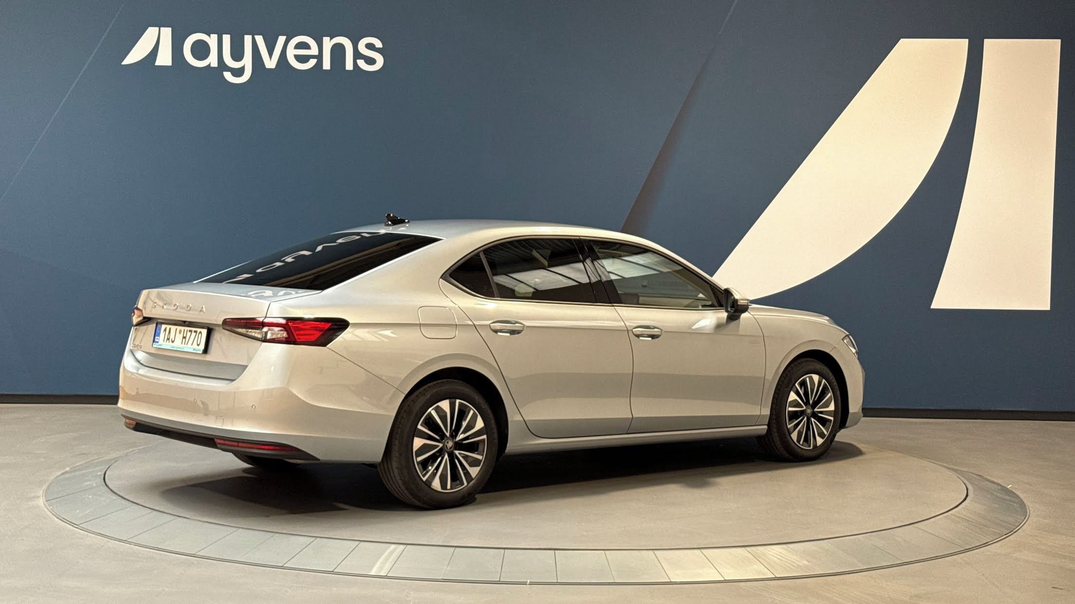 Škoda Superb, 2.0 TSI 150kW Selection DSG - fotka 2
