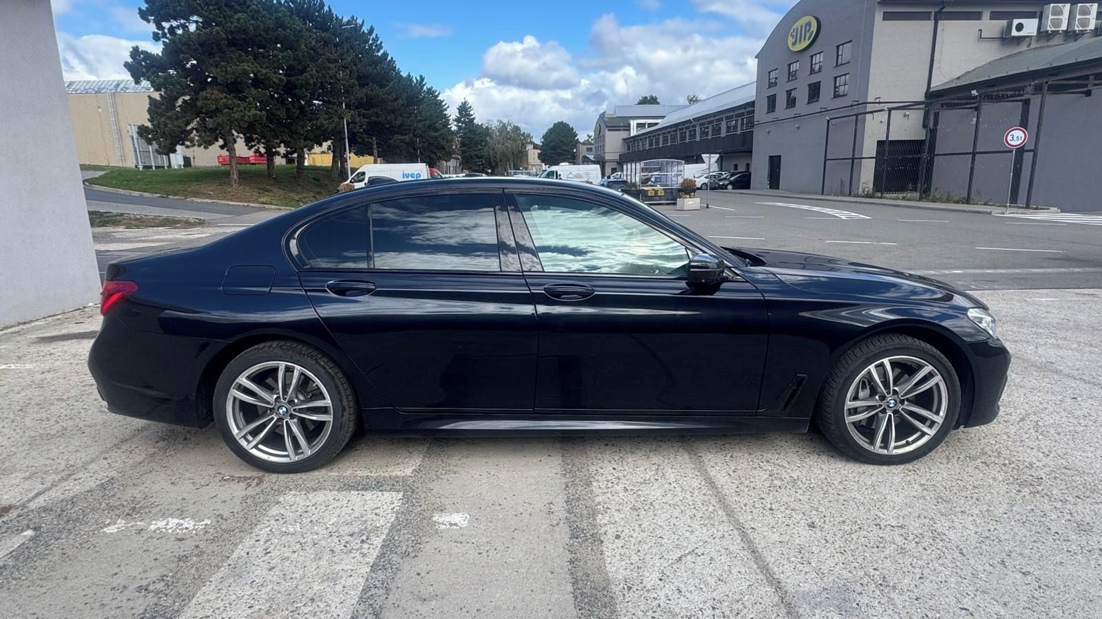 BMW Řada 7, 740d xDrive 235 kW - fotka 4