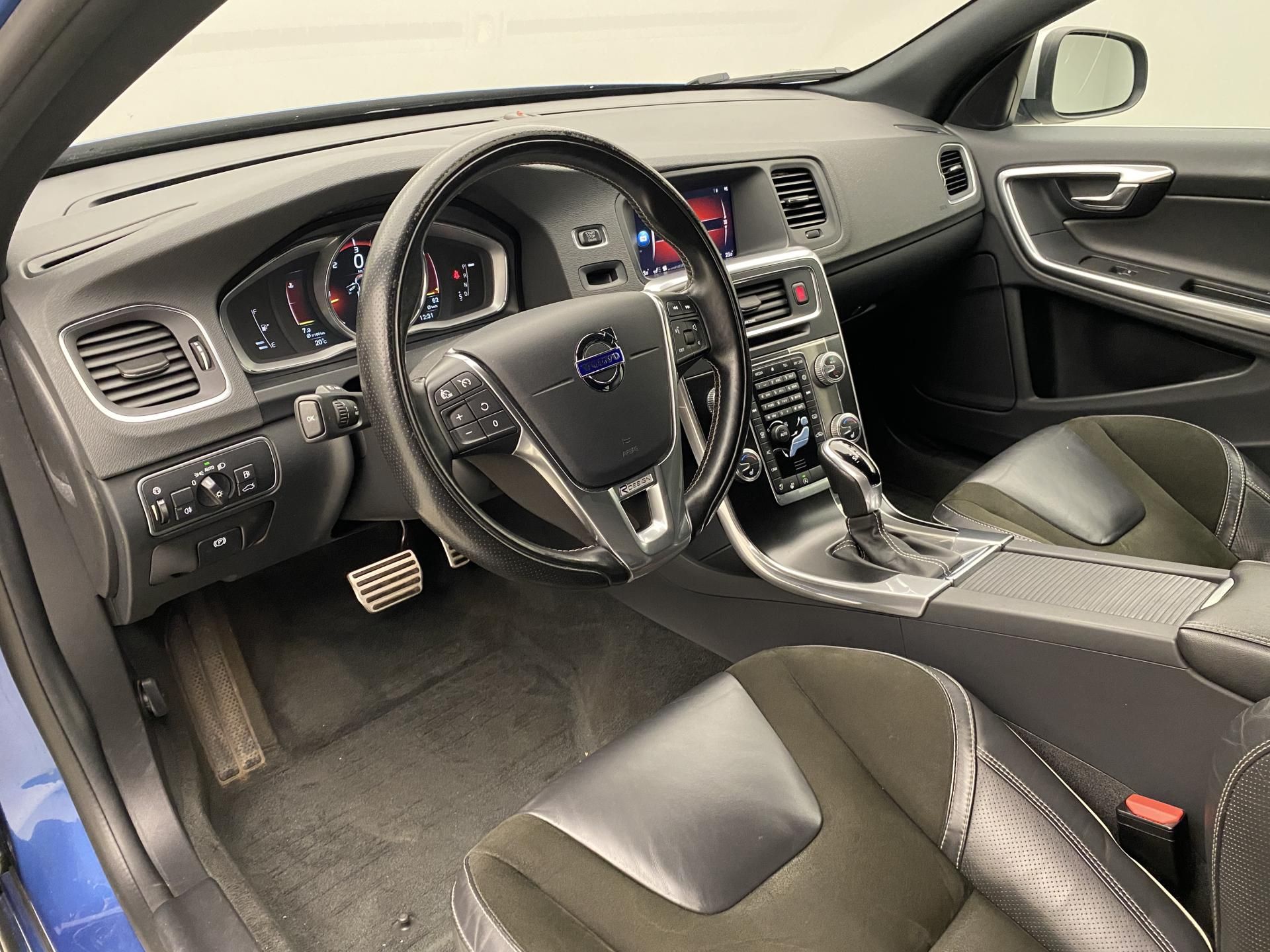 Volvo V60, D4 AWD R-DESIGN AUT - fotka 4