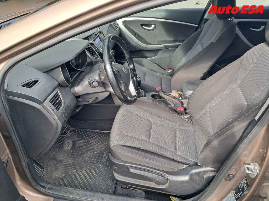 Hyundai i30, 1.6GDi,servis.kniha - fotka 3