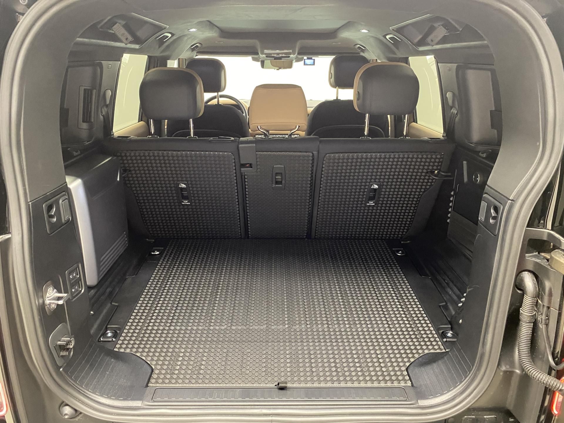 Land Rover Defender, 110 D300 X-DYNAMIC AWD AUT CZ - fotka 6