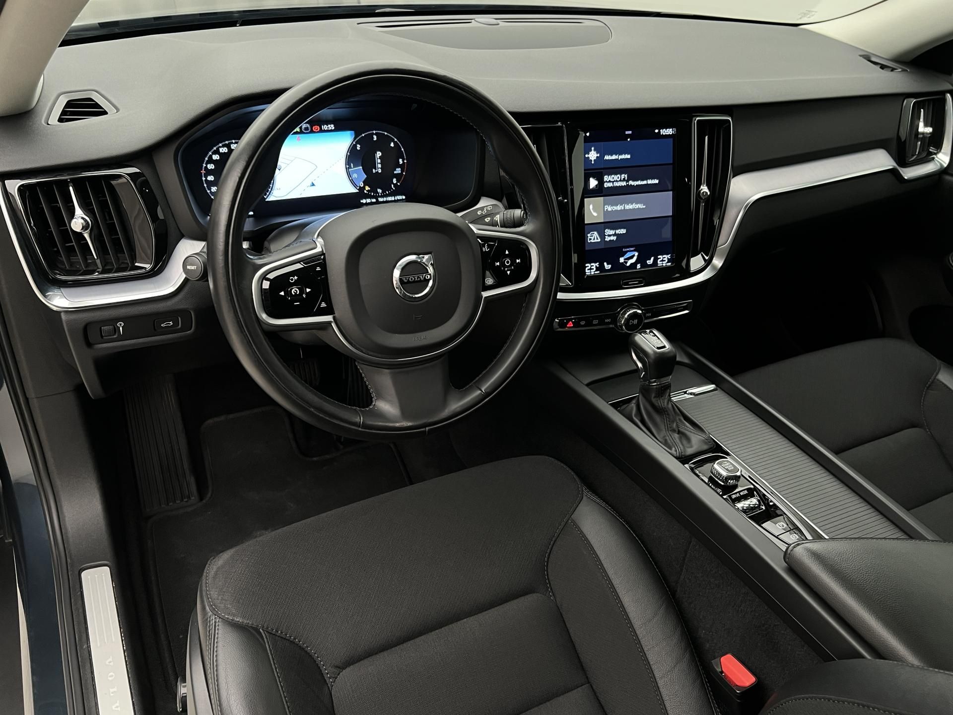Volvo V60, CC D4 AWD AUT CZ 1. maj. - fotka 4