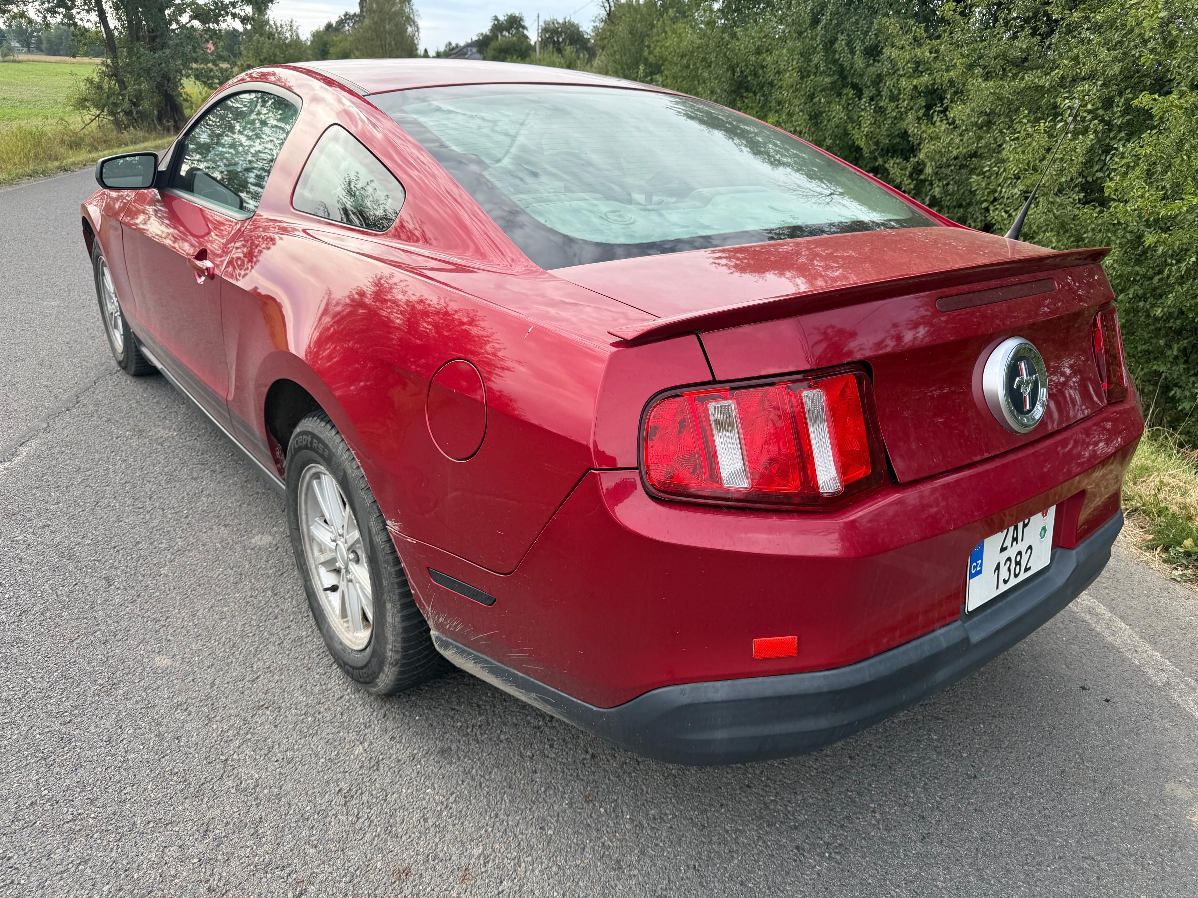 Ford Mustang, Bouraný 4.0 157kw nová Stk - fotka 4