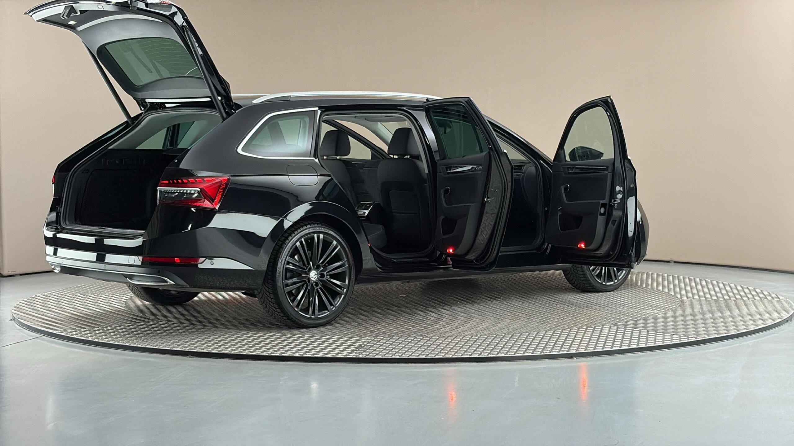 Škoda Superb, 2.0 TDI DSG 4x4 L&K Combi - fotka 6
