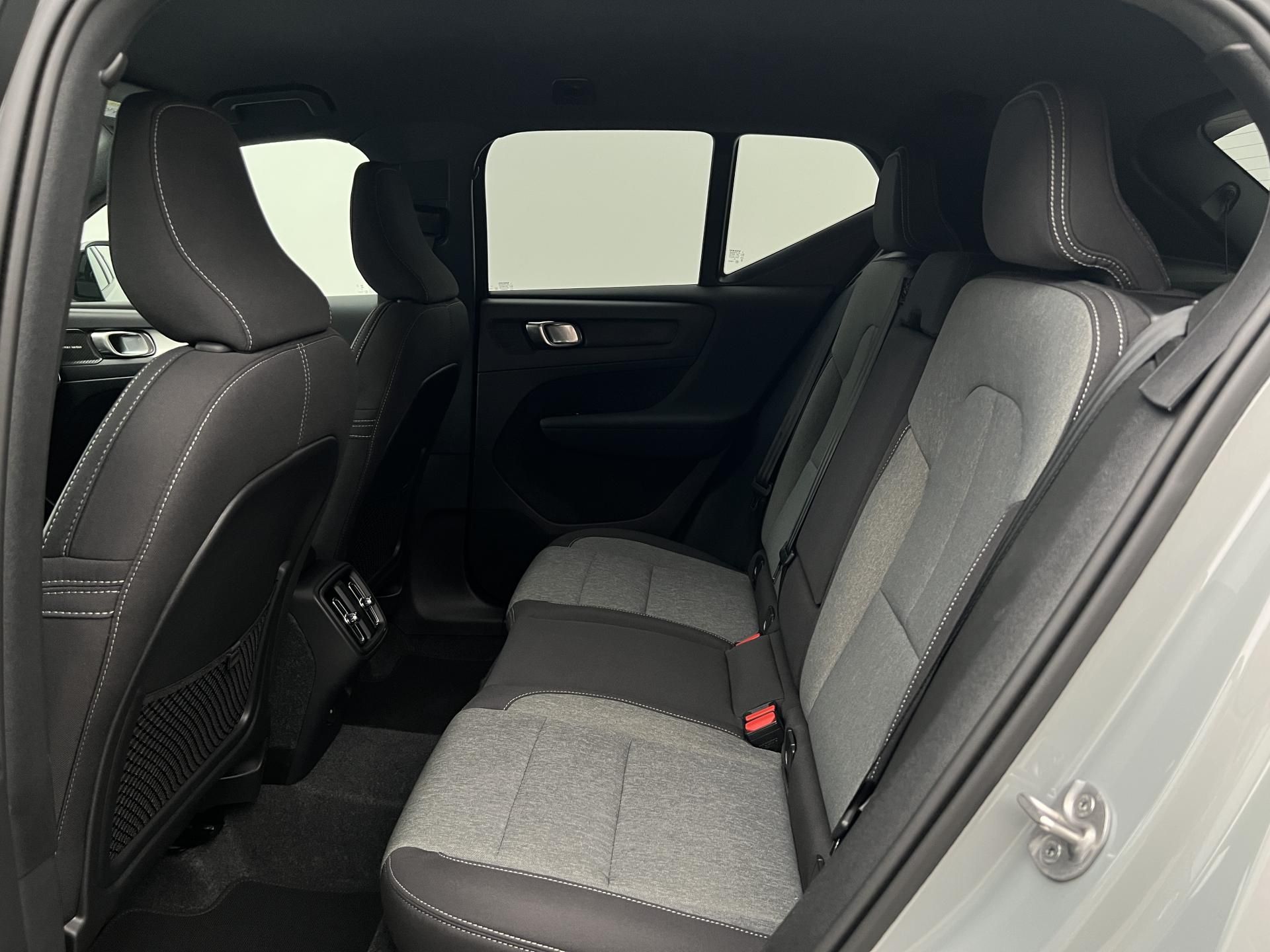 Volvo XC40, B3 DARK PLUS AUT CZ 1. maj. - fotka 6