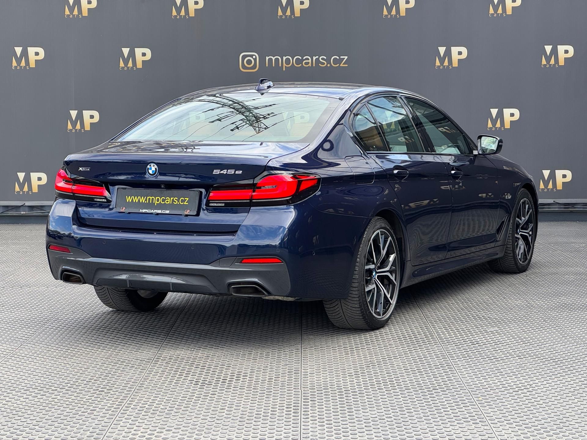 BMW Řada 5, 545e xDrive M Sport, DPH - fotka 6