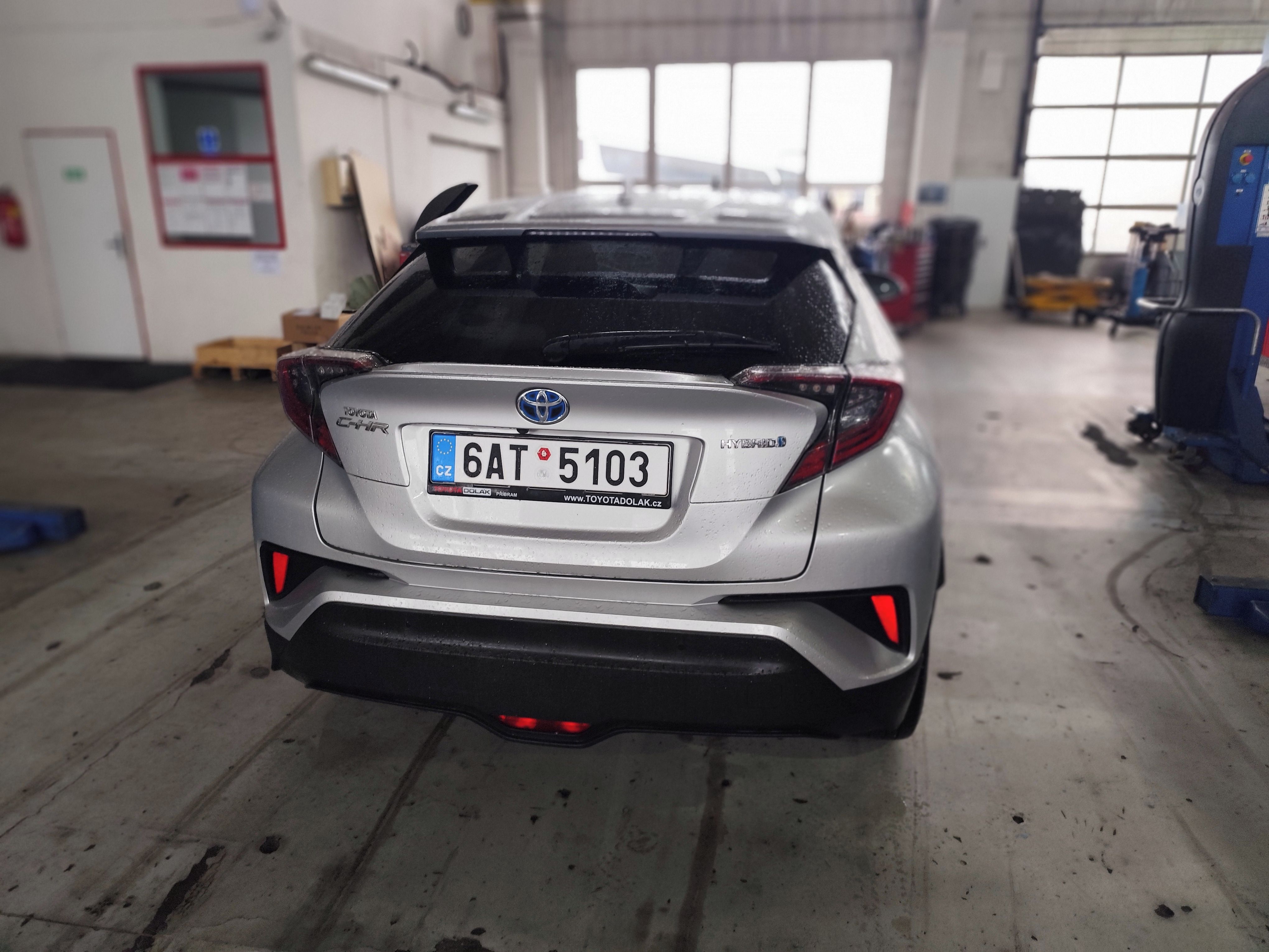 Toyota C-HR, 1.8 benzín hybrid - fotka 4