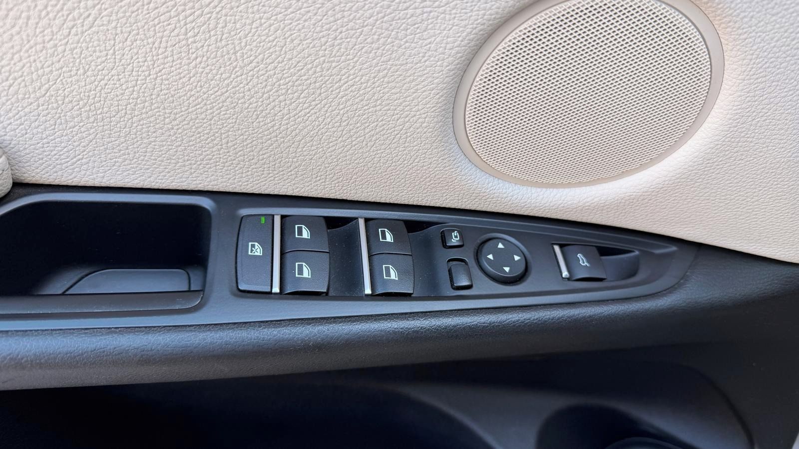 BMW X5, BMW X5 xDrive30d, bílá kůže - fotka 6