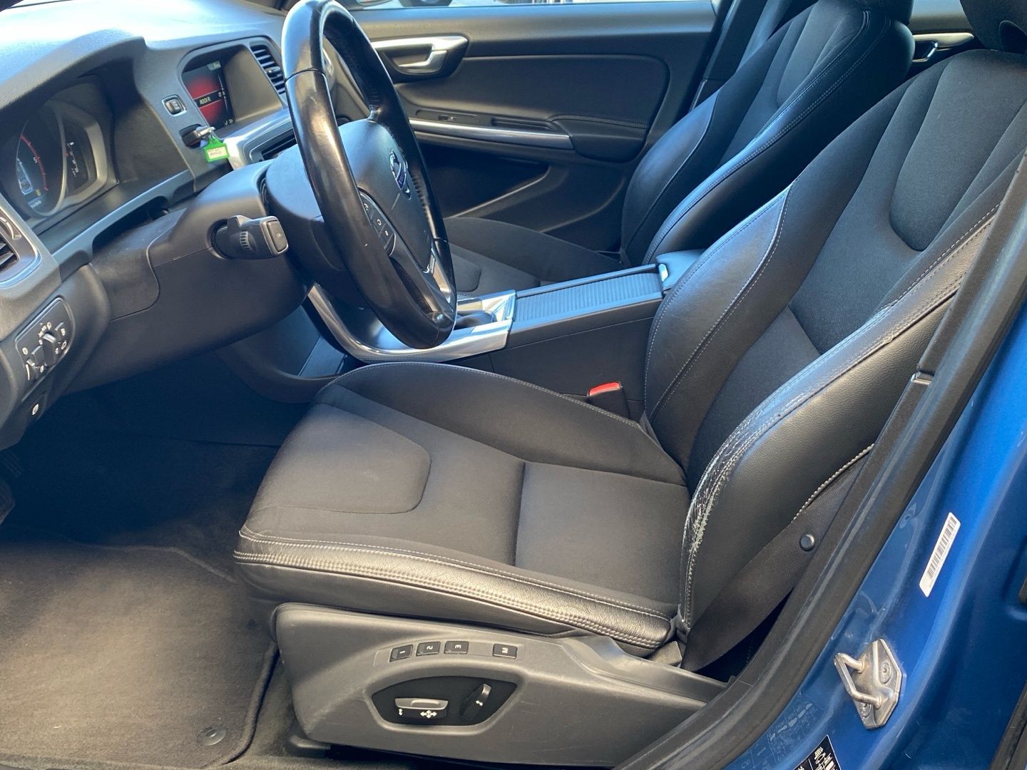 Volvo V60, D3 FWD MOMENTUM - fotka 5