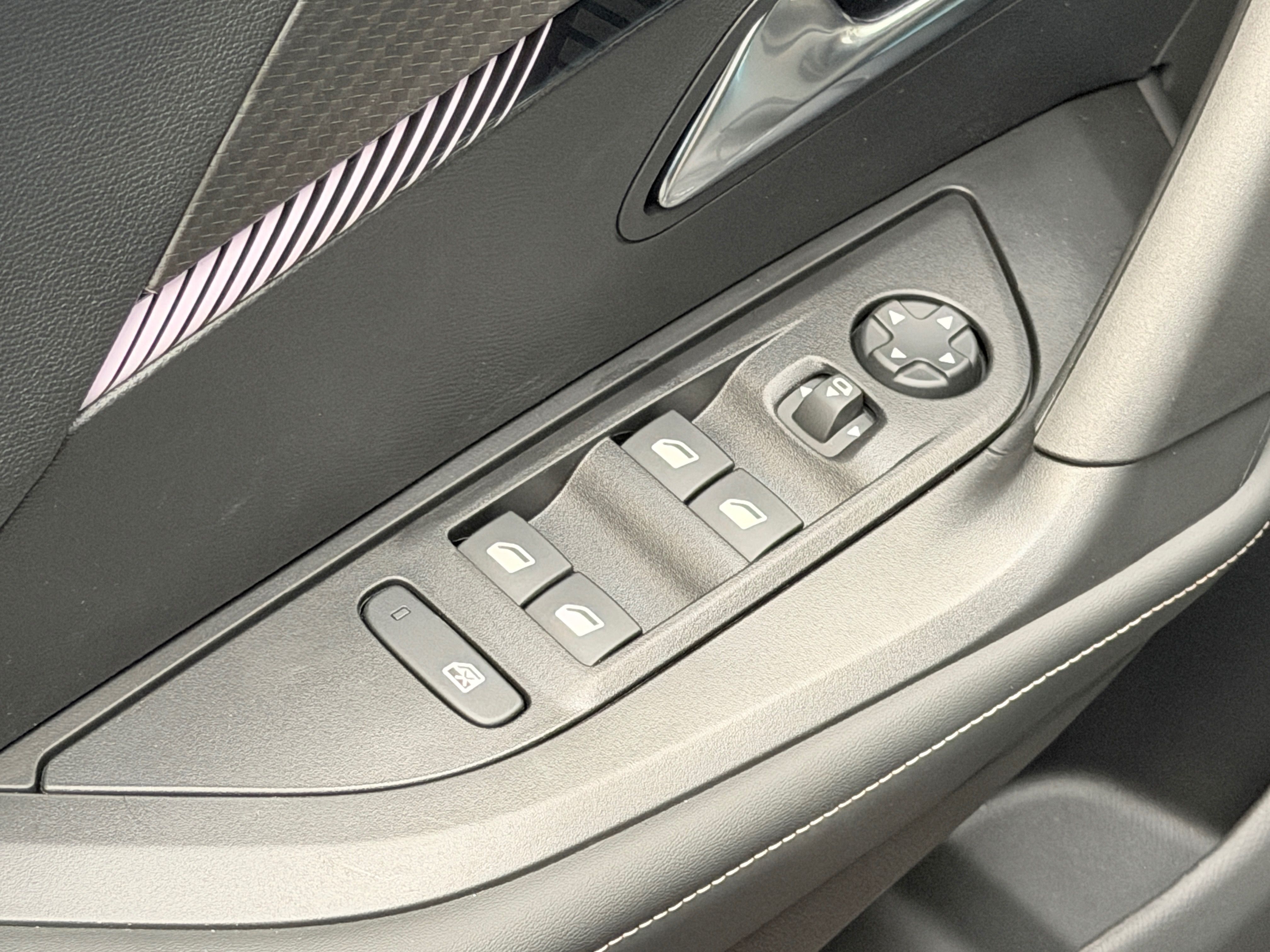 Peugeot 2008, ALLURE Hybrid 145 e-DCS6 - fotka 6
