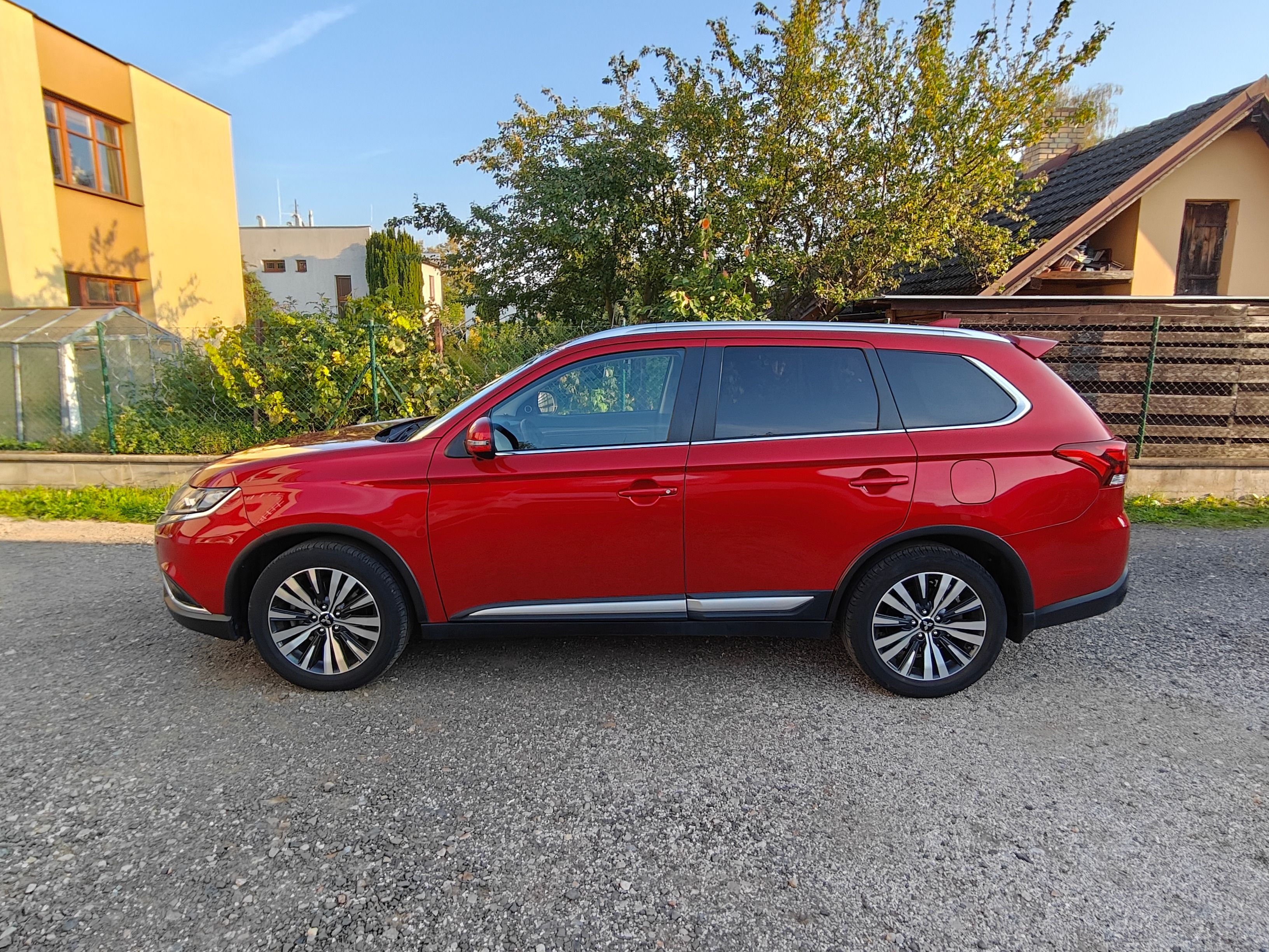 Mitsubishi Outlander, 2,0 MIVEC, 4x4 - plná výbava - fotka 2