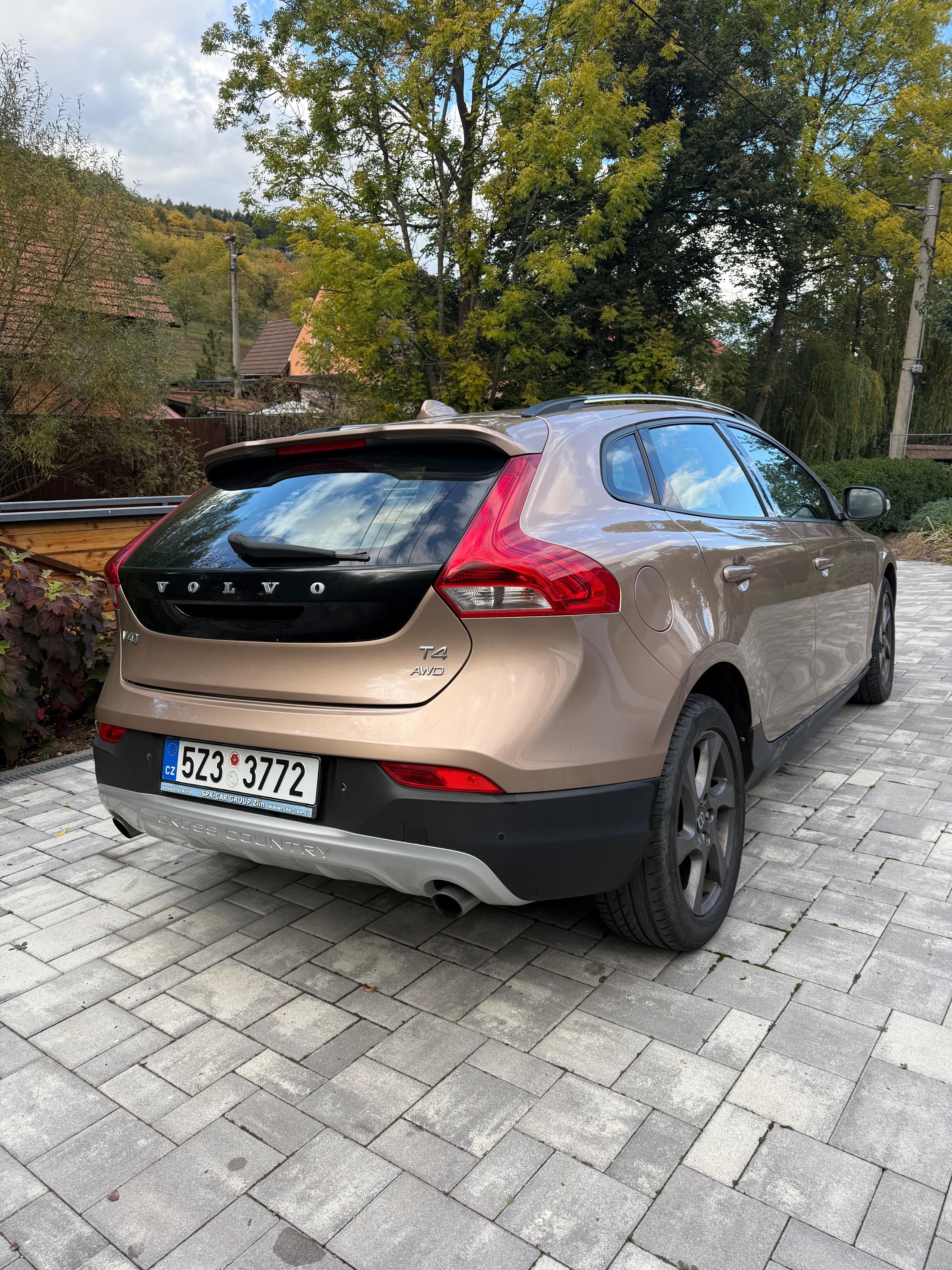 Volvo V40, AUTOMAT, 4X4, NOVÉ ROZVODY - fotka 6