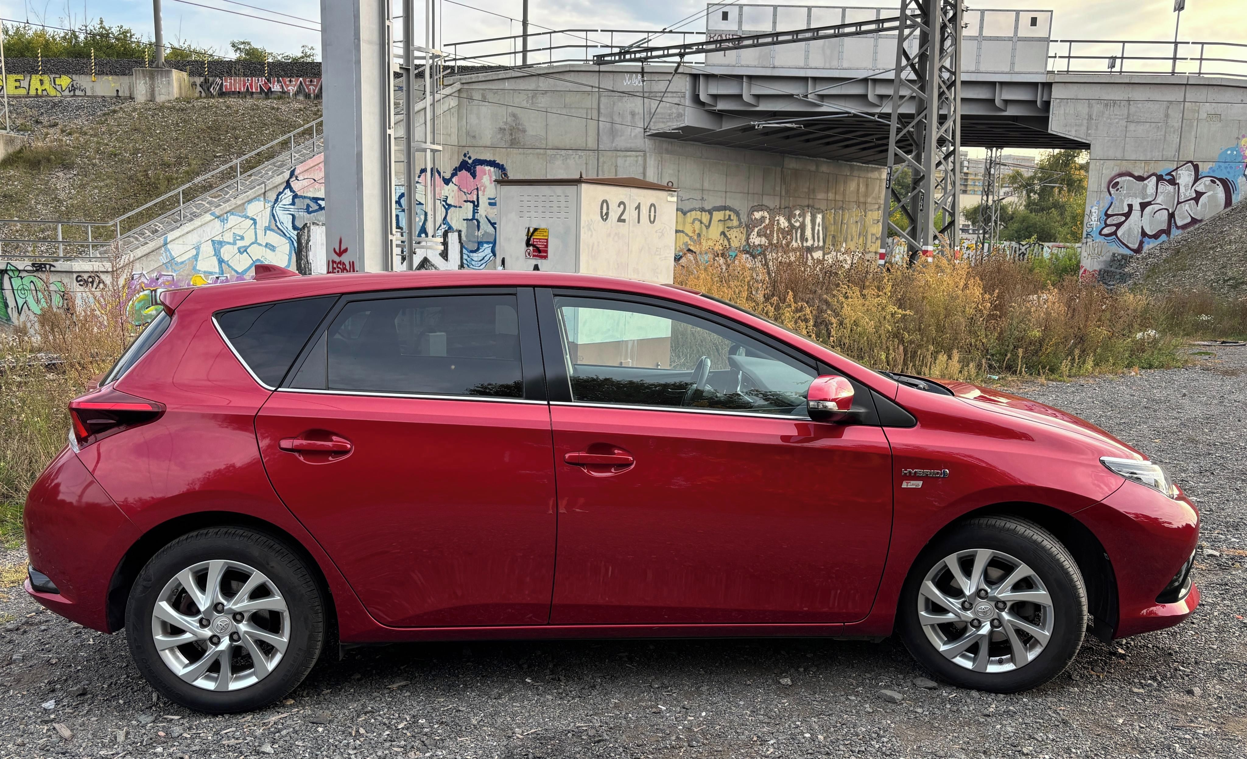 Toyota Auris, 1,8 Hybrid, AUT, 89tkm,2x kola - fotka 4