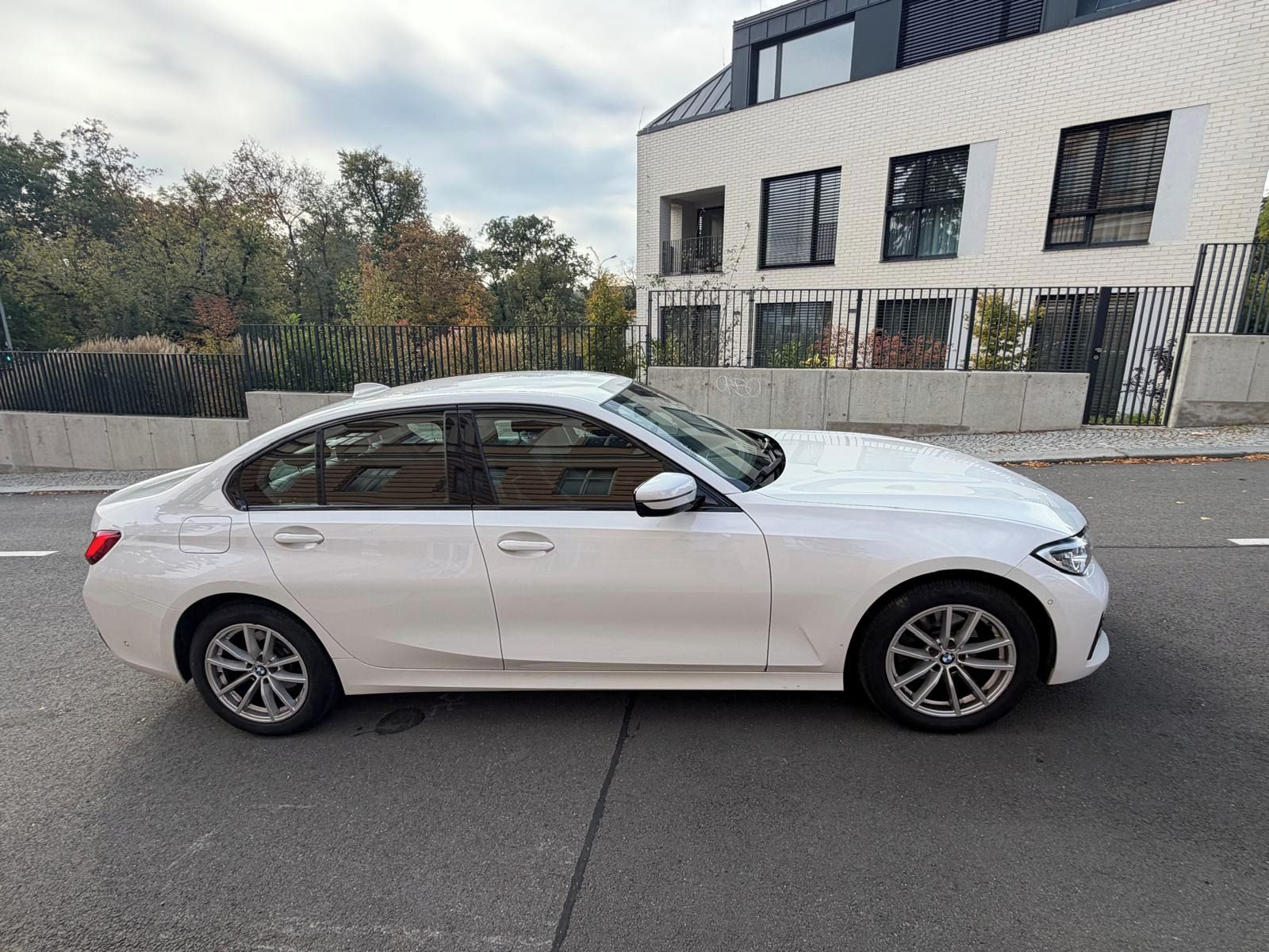 BMW Řada 3, BMW 320d xDrive Sedan - fotka 2