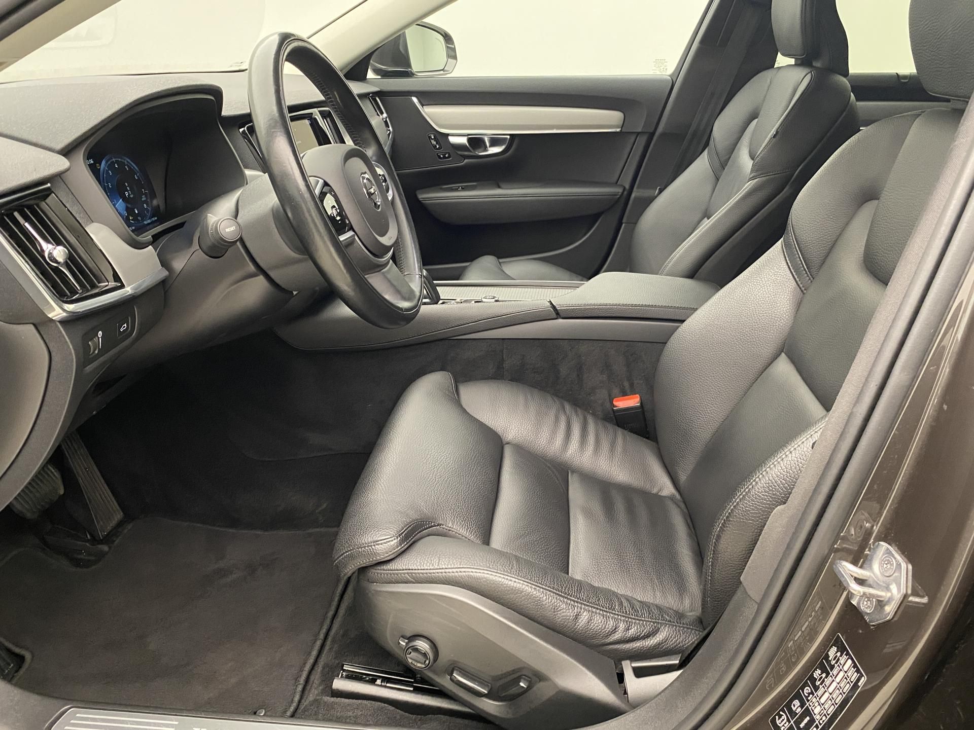 Volvo V90, B4 MOMENTUM AUT CZ - fotka 3