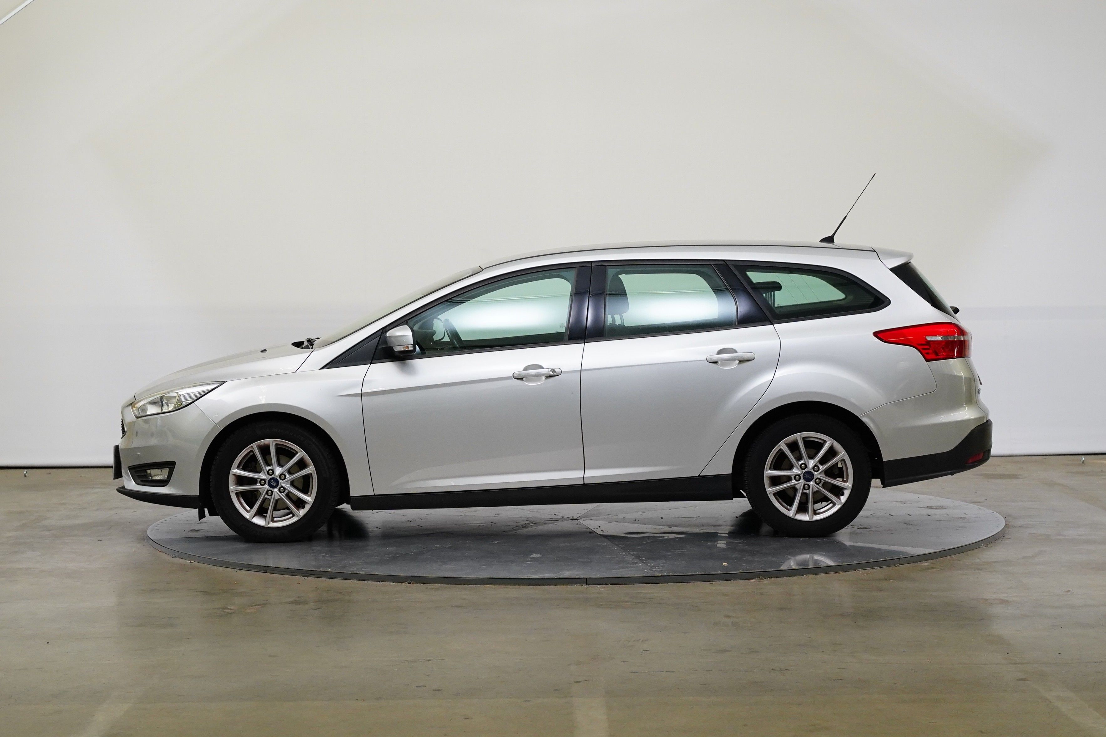 Ford Focus, 1.0 EcoBoost 92 kW Business - fotka 3