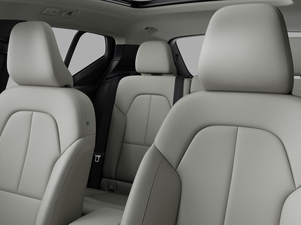 Volvo XC40, 2.0B4 145kW PLUS DARK - fotka 4