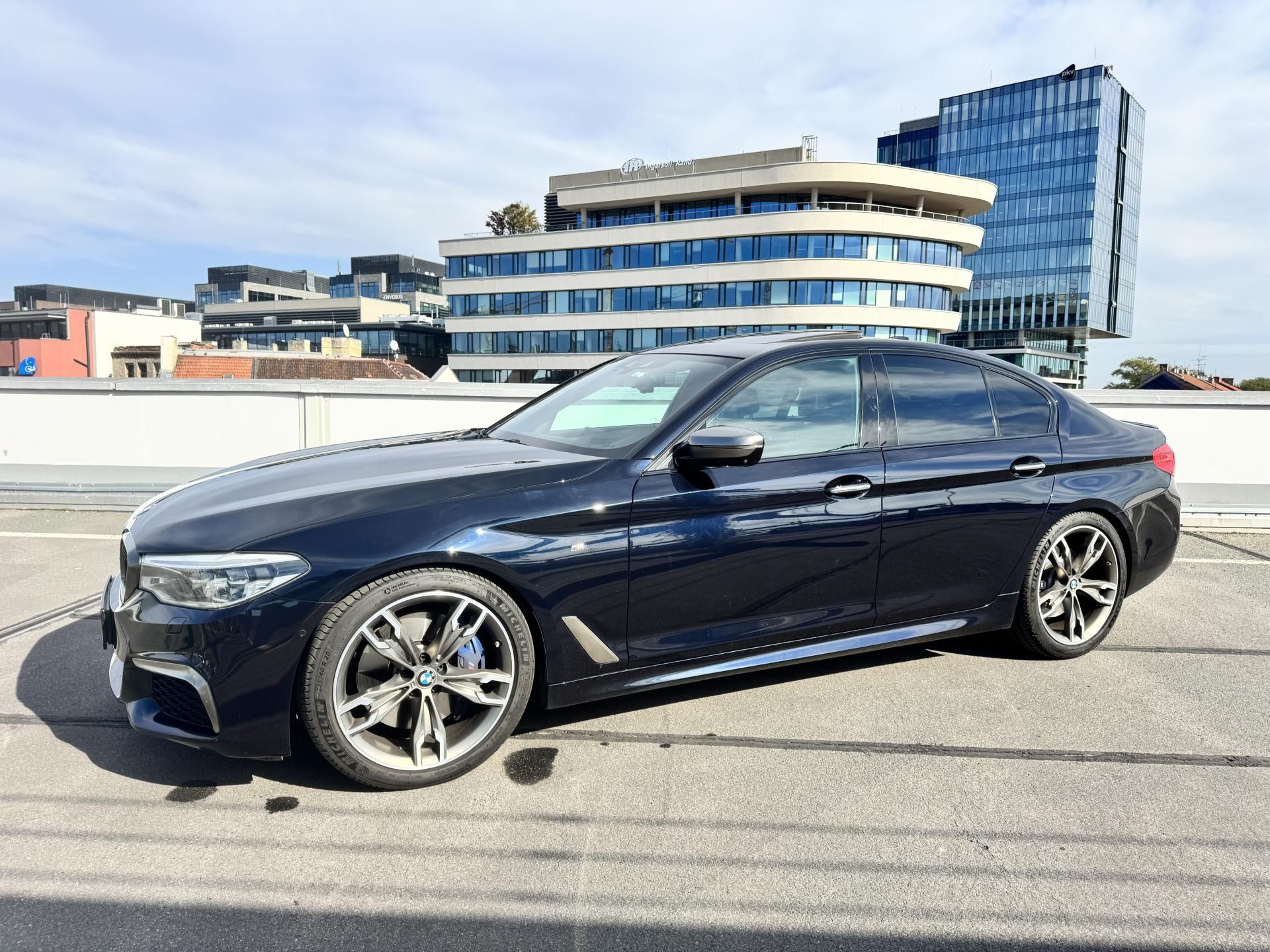 BMW Řada 5, M550i xDrive nez.topení - fotka 2