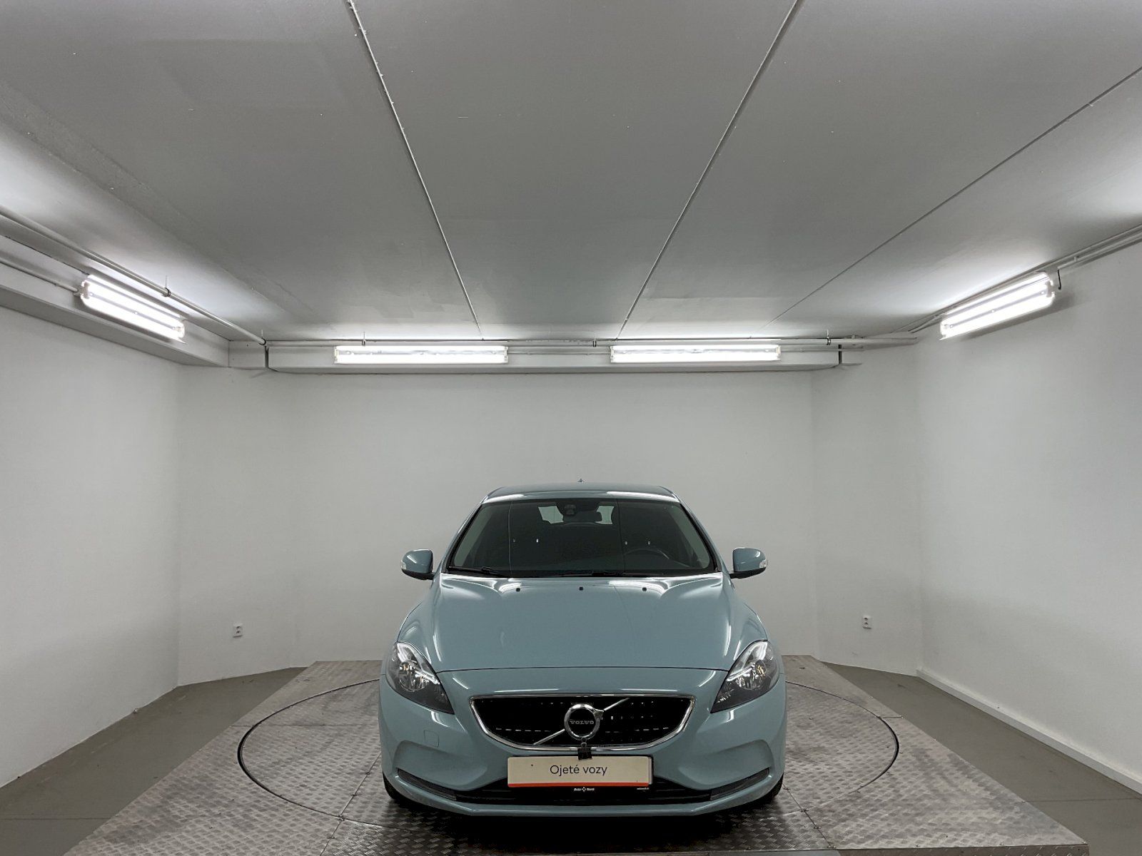 Volvo V40, 2,0 benzin 90kW manuál nový v - fotka 4